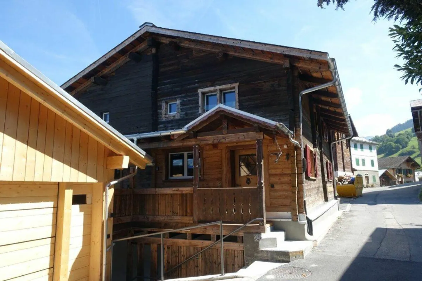 4.5-Zimmer-Ferienwohnung Nr. 1 in einem historischen Zweifamilienhaus in Luven - Foto 1 von 5