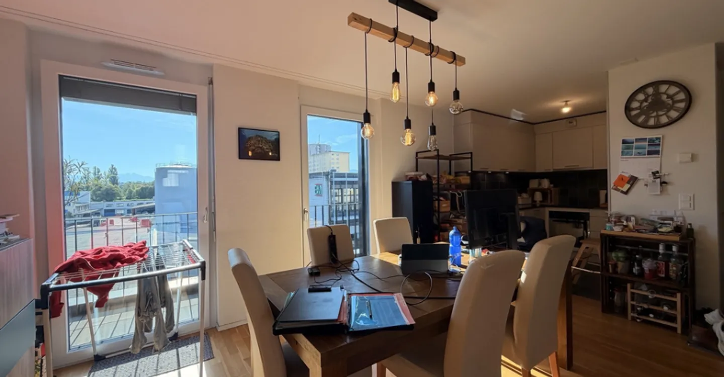 Charming Apartment with Balcony - Photo 2 of 7
