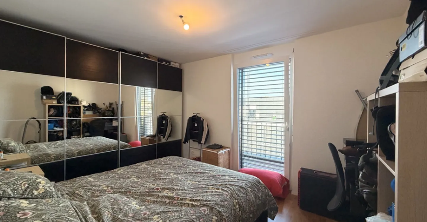 Charming Apartment with Balcony - Photo 4 of 7