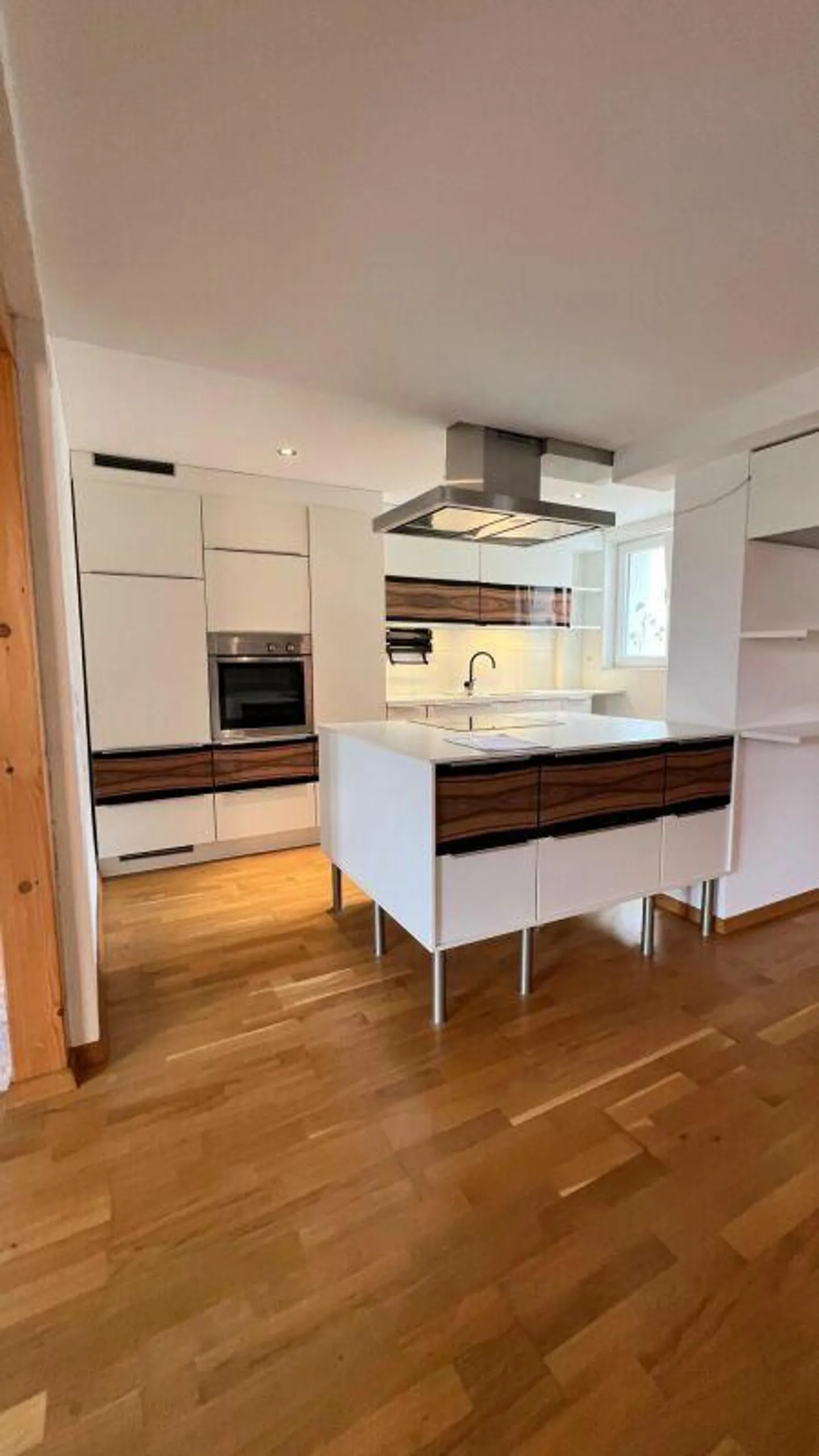 Maison de famille en rangée rénovée de 5 ½ pièces dans un emplacement calme et adapté aux enfants - Photo 2 sur 12