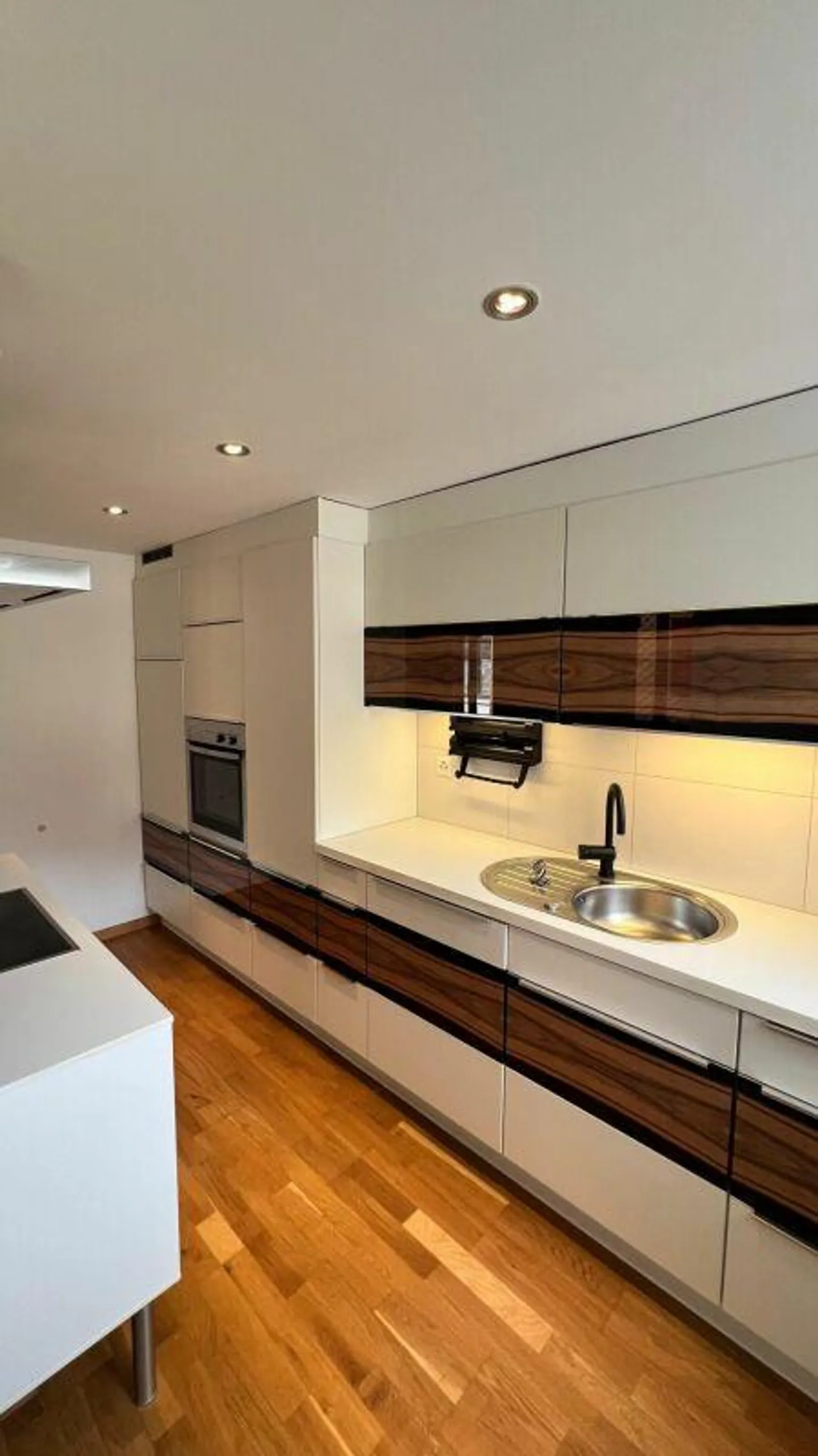 Maison de famille en rangée rénovée de 5 ½ pièces dans un emplacement calme et adapté aux enfants - Photo 3 sur 12