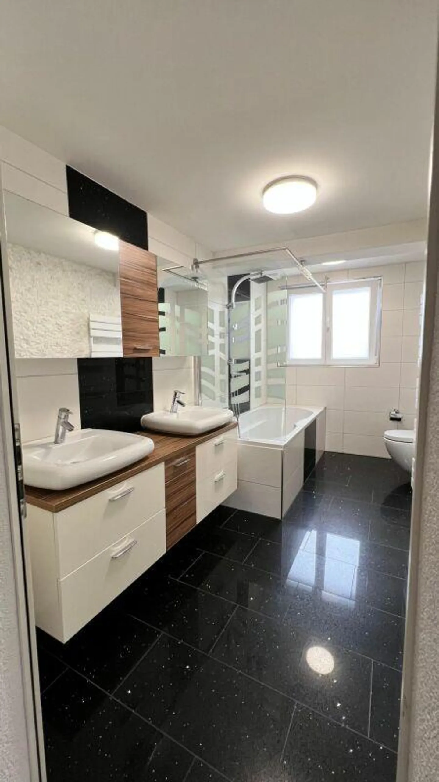 Maison de famille en rangée rénovée de 5 ½ pièces dans un emplacement calme et adapté aux enfants - Photo 8 sur 12