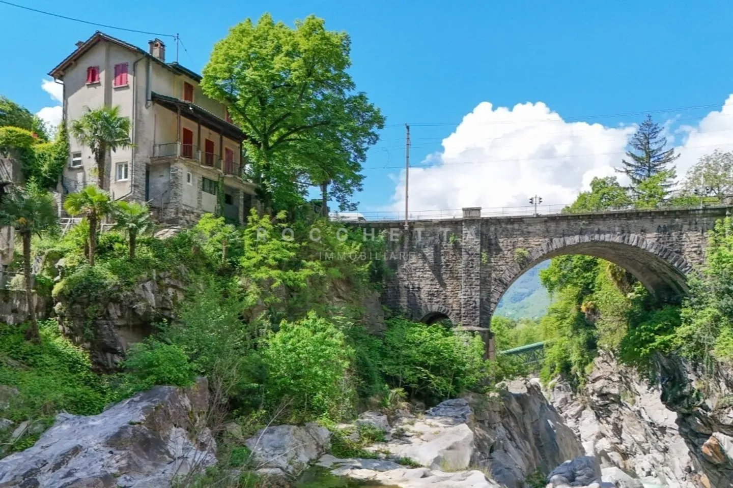 Historische Osteria mit Unterkunft in einzigartiger Lage in Ponte Brolla - Foto 2 von 7