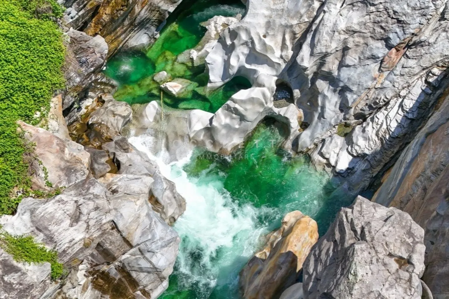 Historische Osteria mit Unterkunft in einzigartiger Lage in Ponte Brolla - Foto 3 von 7