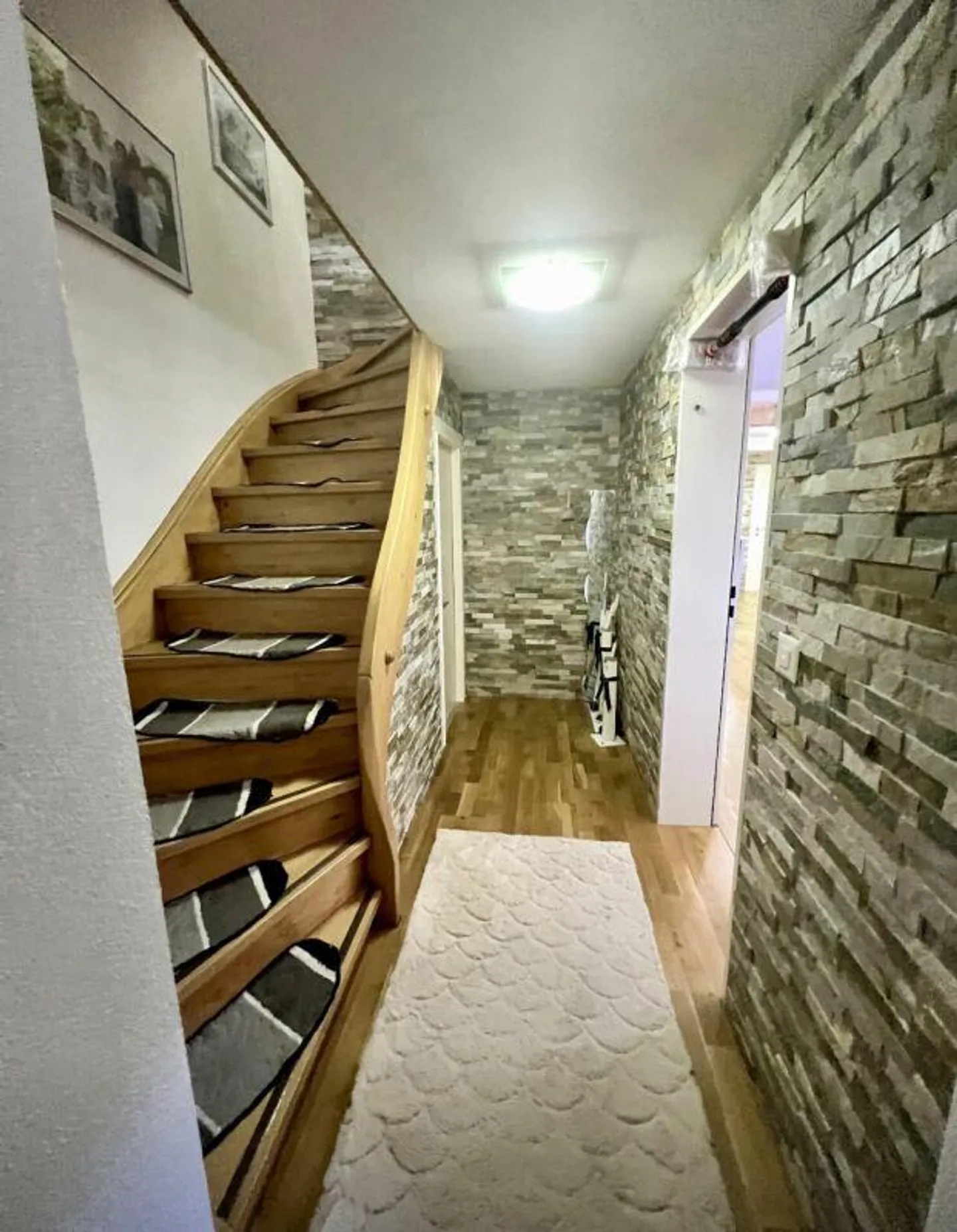Maison de famille en rangée rénovée de 5 ½ pièces dans un emplacement calme et adapté aux enfants - Photo 10 sur 12