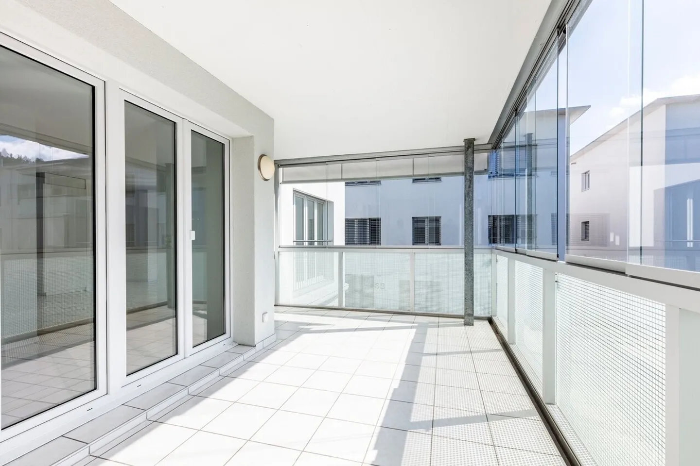 Dreamlike 4 1/2-room apartment with glazed balcony - Photo 7 of 9