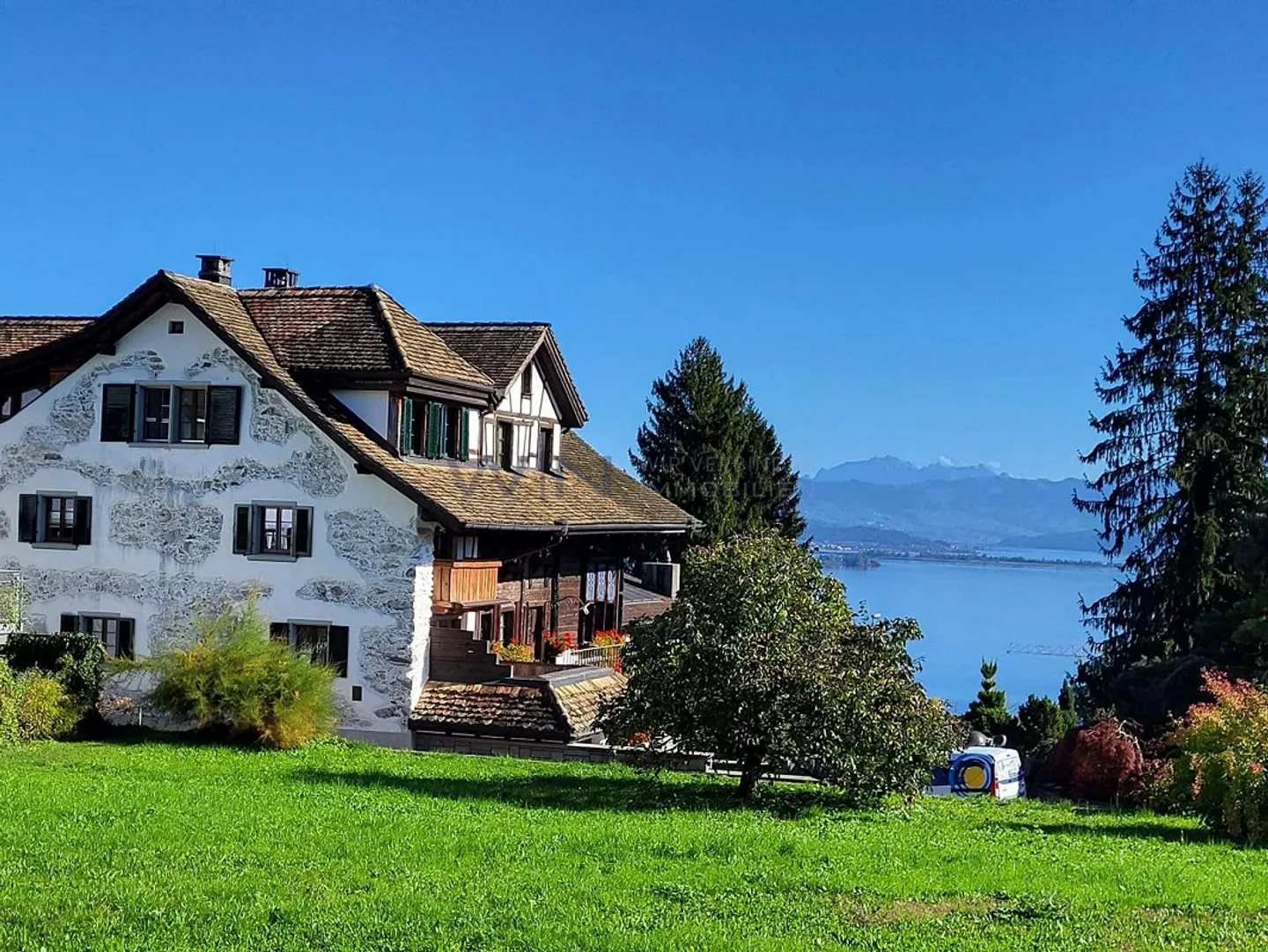 Historischer Glanz am ruhigen See - Photo 1 of 13