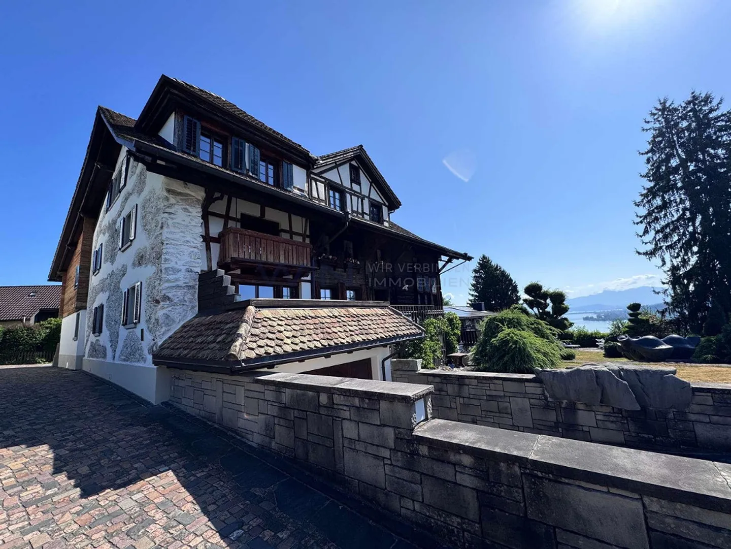 Historischer Glanz am ruhigen See - Photo 2 of 13