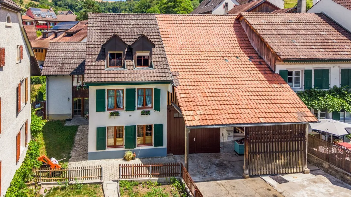 Idillio di villaggio, centrale, con grande potenziale e appartamento di 2,5 stanze (casa generazionale) - Foto 1 di 13