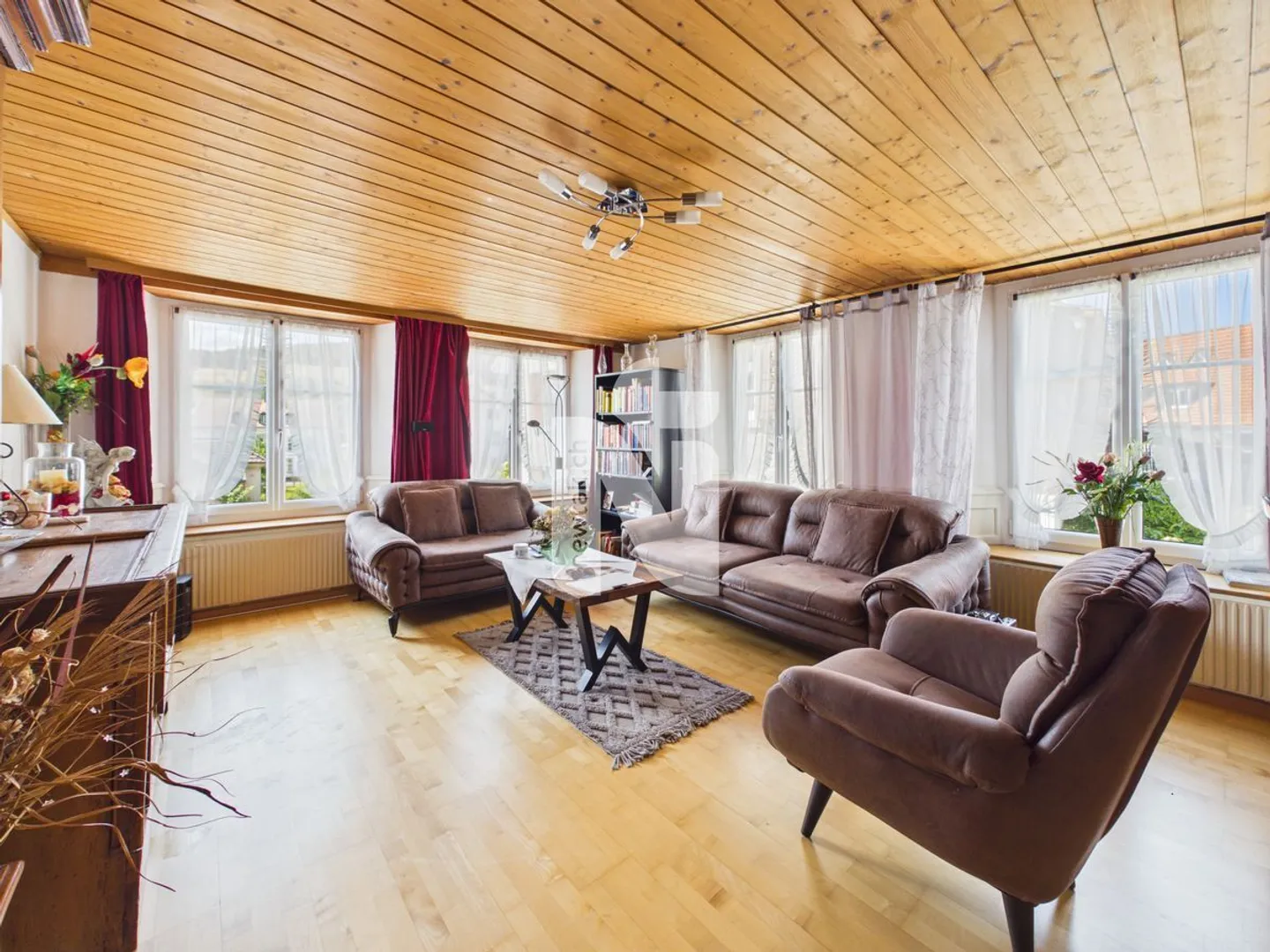 Idillio di villaggio, centrale, con grande potenziale e appartamento di 2,5 stanze (casa generazionale) - Foto 4 di 13