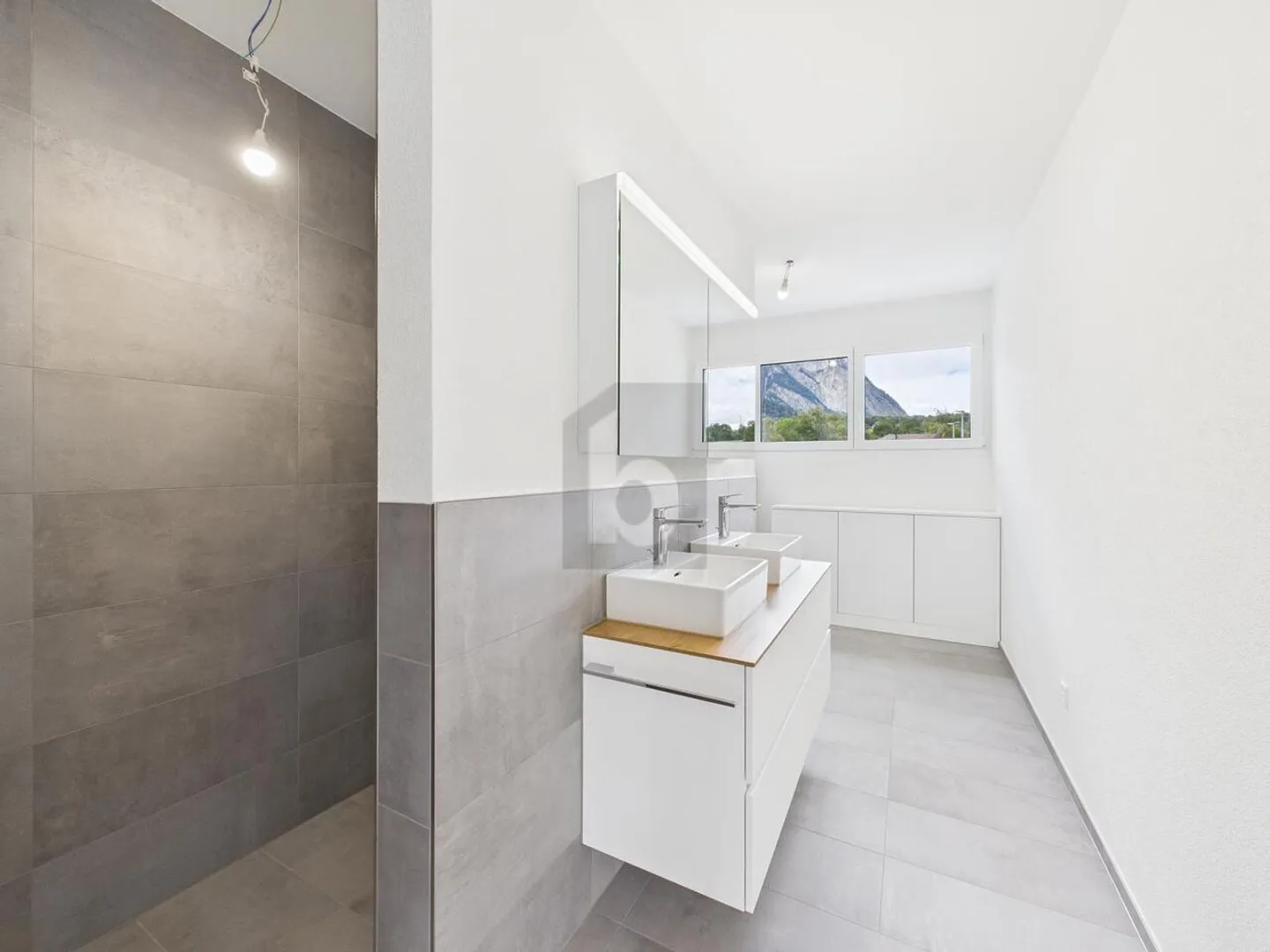 MODERN, QUIET AND WITH A VIEW - Photo 5 of 6