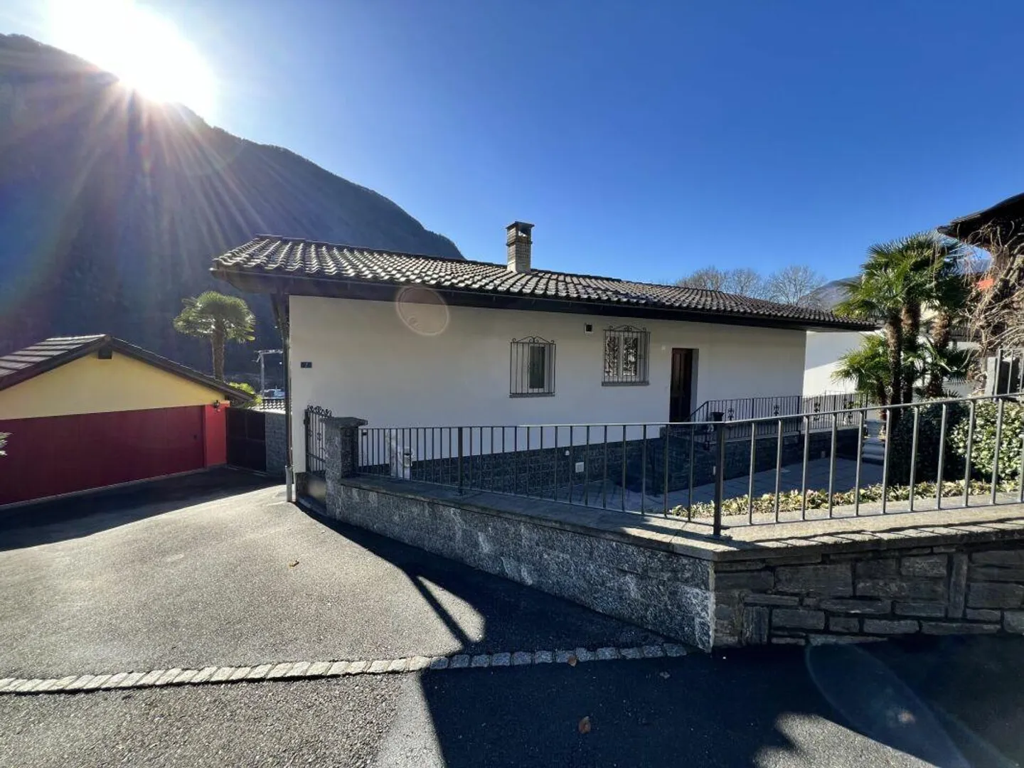 Prestigeträchtige Doppelhaushälfte mit Pool und Grottino - Foto 3 von 26