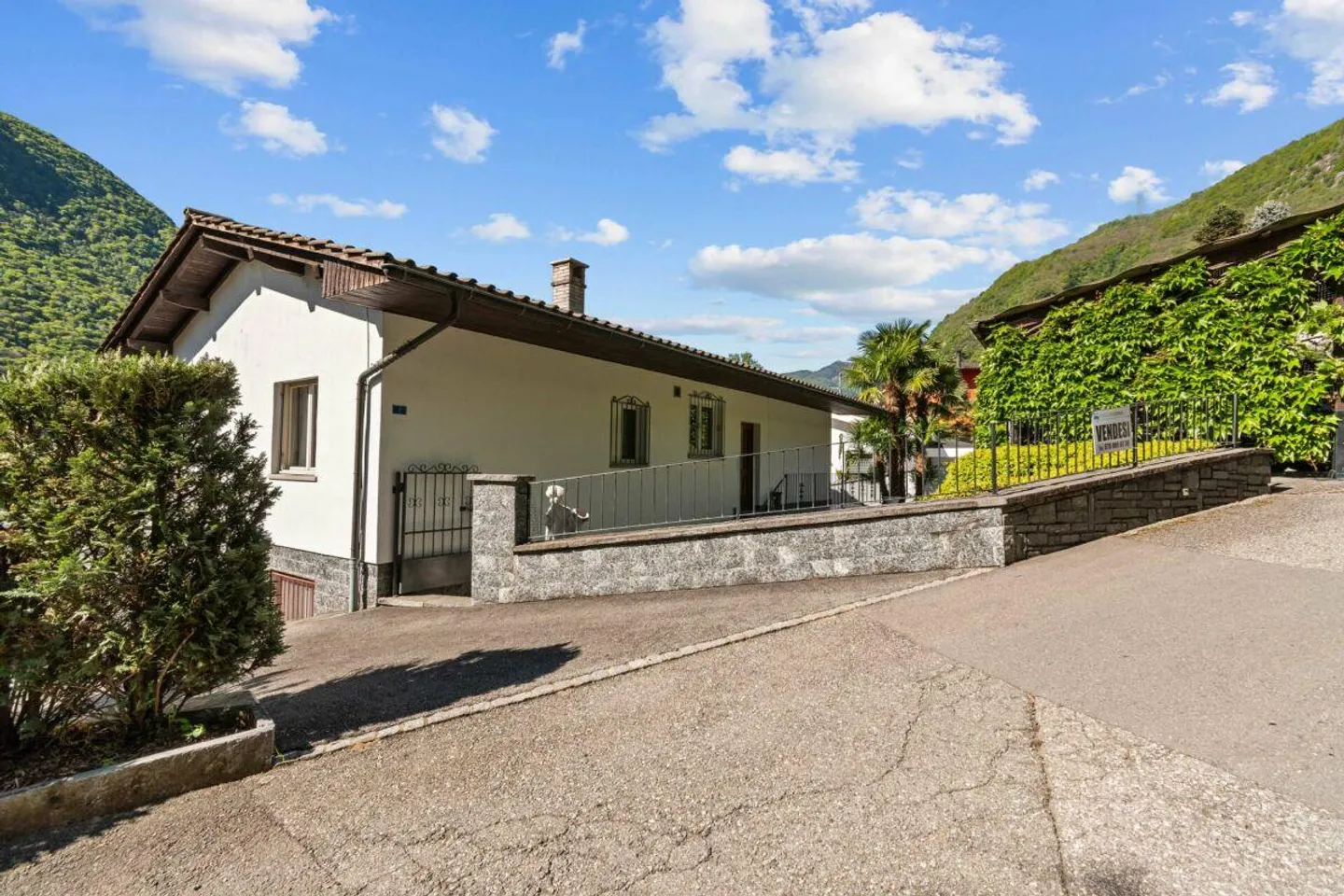 Prestigeträchtige Doppelhaushälfte mit Pool und Grottino - Foto 4 von 26