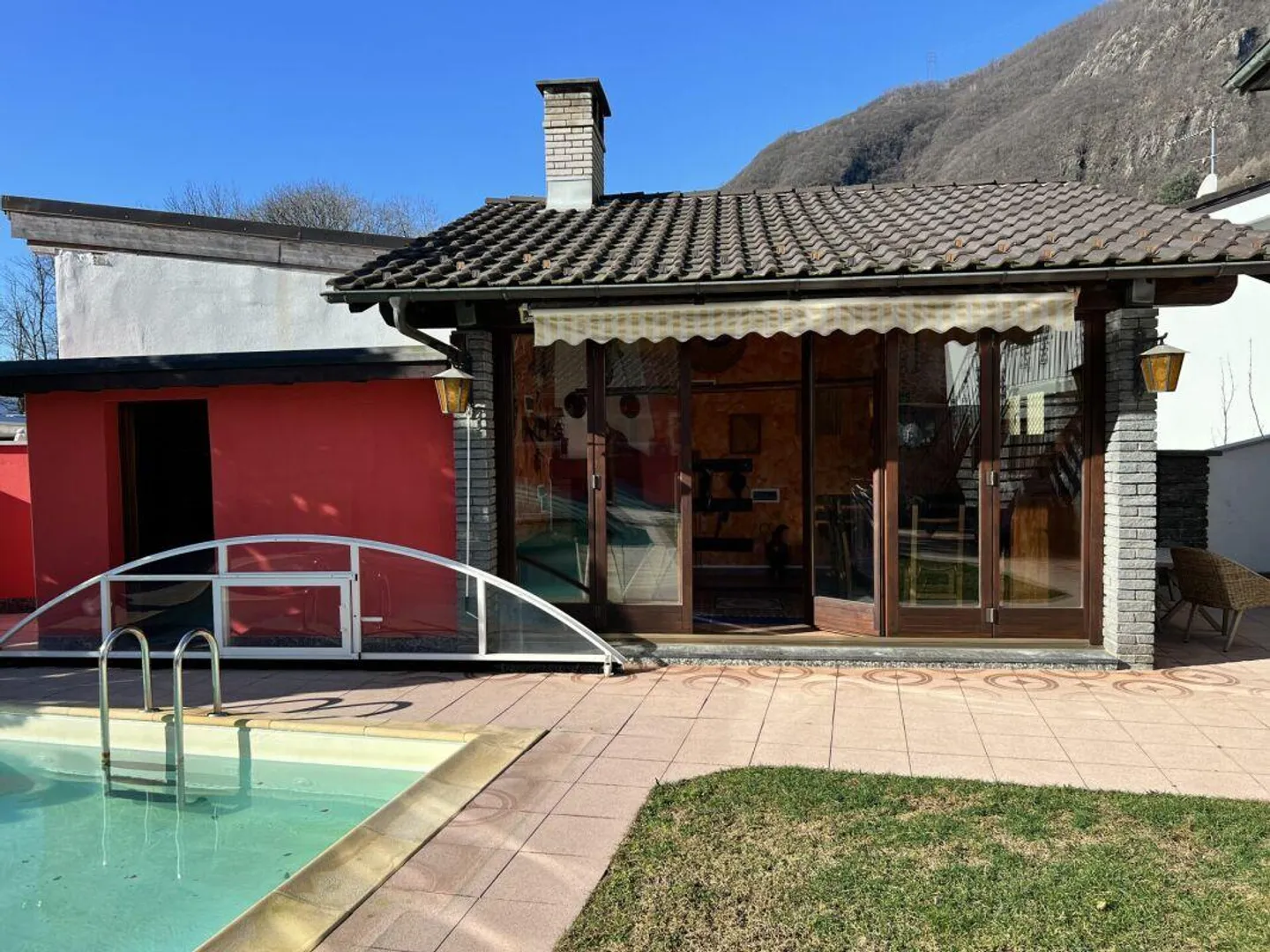 Prestigeträchtige Doppelhaushälfte mit Pool und Grottino - Foto 15 von 26