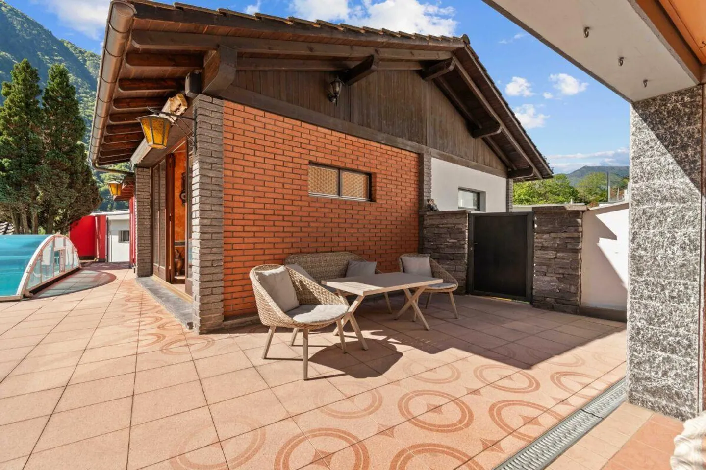 Prestigeträchtige Doppelhaushälfte mit Pool und Grottino - Foto 16 von 26