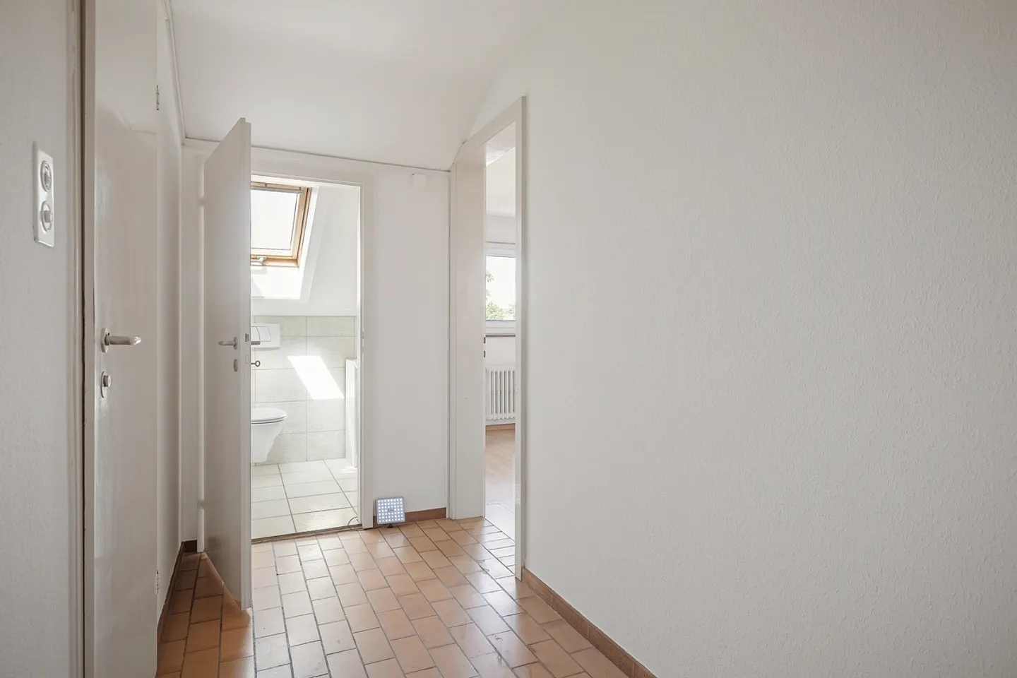Charming Studio / Office for Rent in the Attic – 22 m² – from 01.08.2026 - Photo 3 of 7