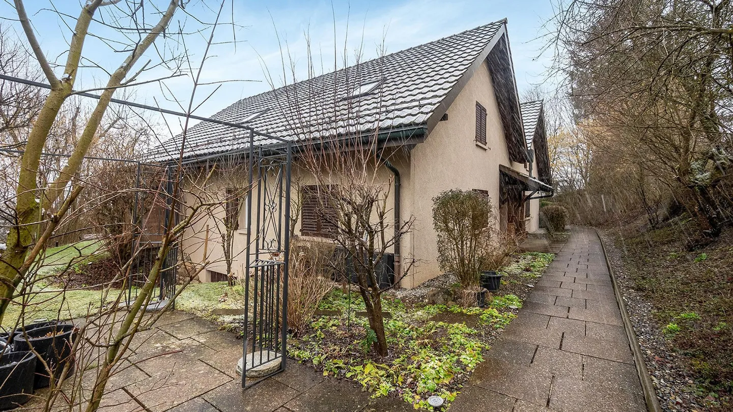 Cozy 3.5-room attic apartment with large plot and balcony - Photo 9 of 10