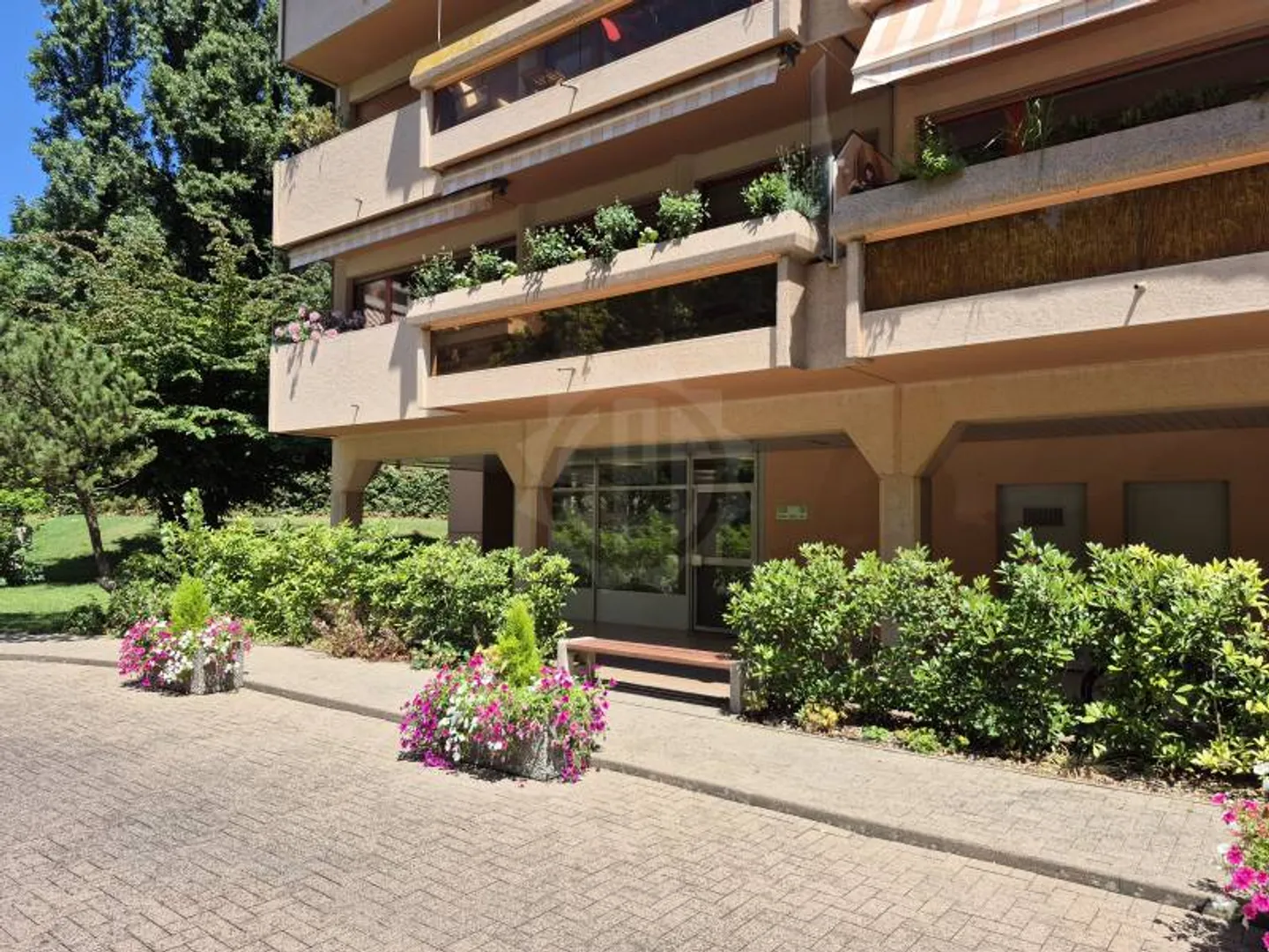 Commercial arcade for rent (Geneva, Eaux-Vives) - Photo 1 of 6