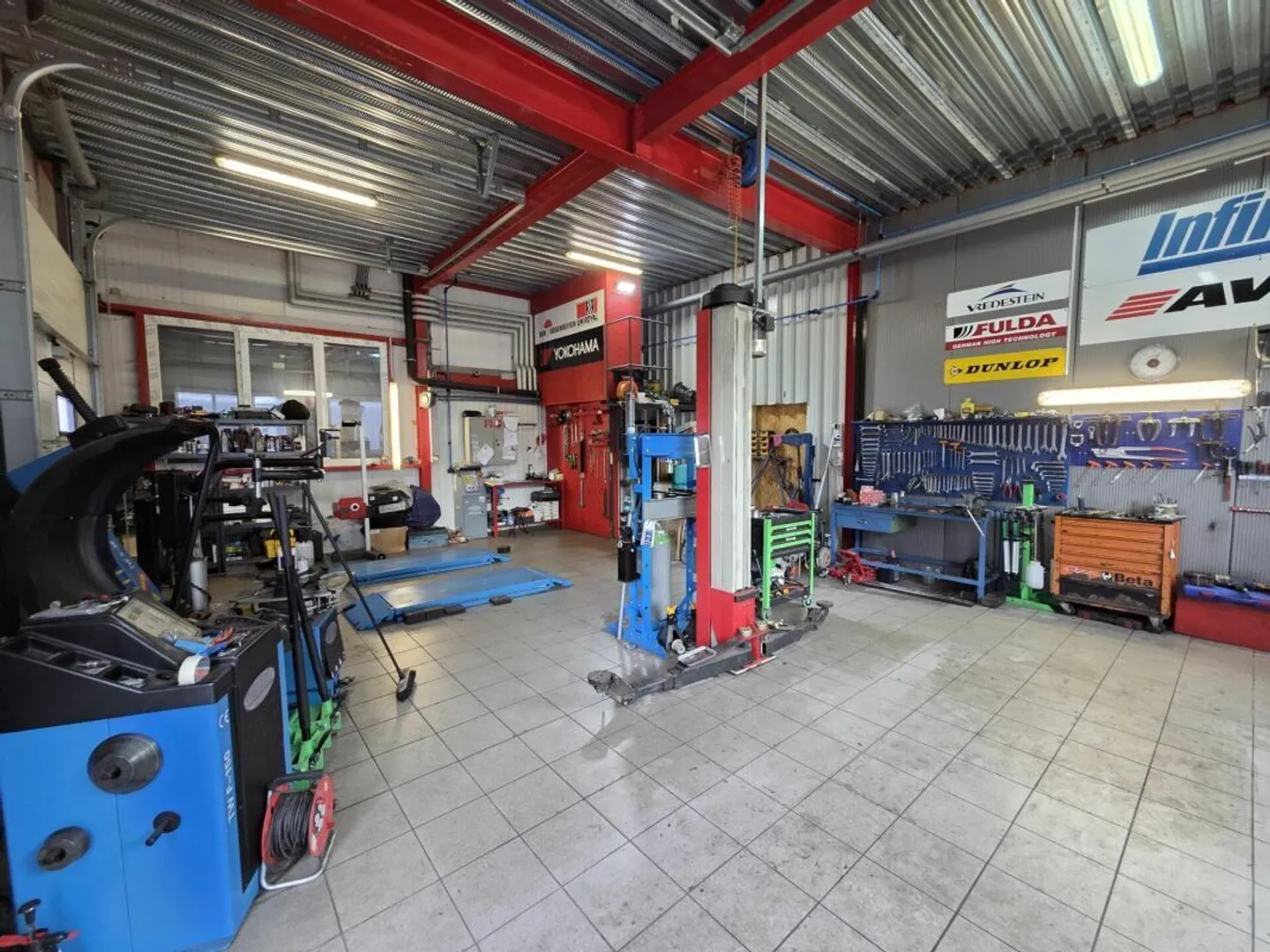 Garage / Officina meccanica con posti auto esterni - Foto 2 di 6