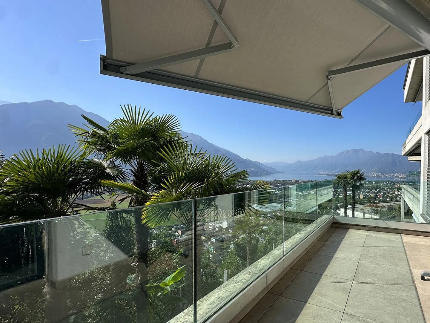 Appartamento moderno con vista lago - Foto 1 di 9