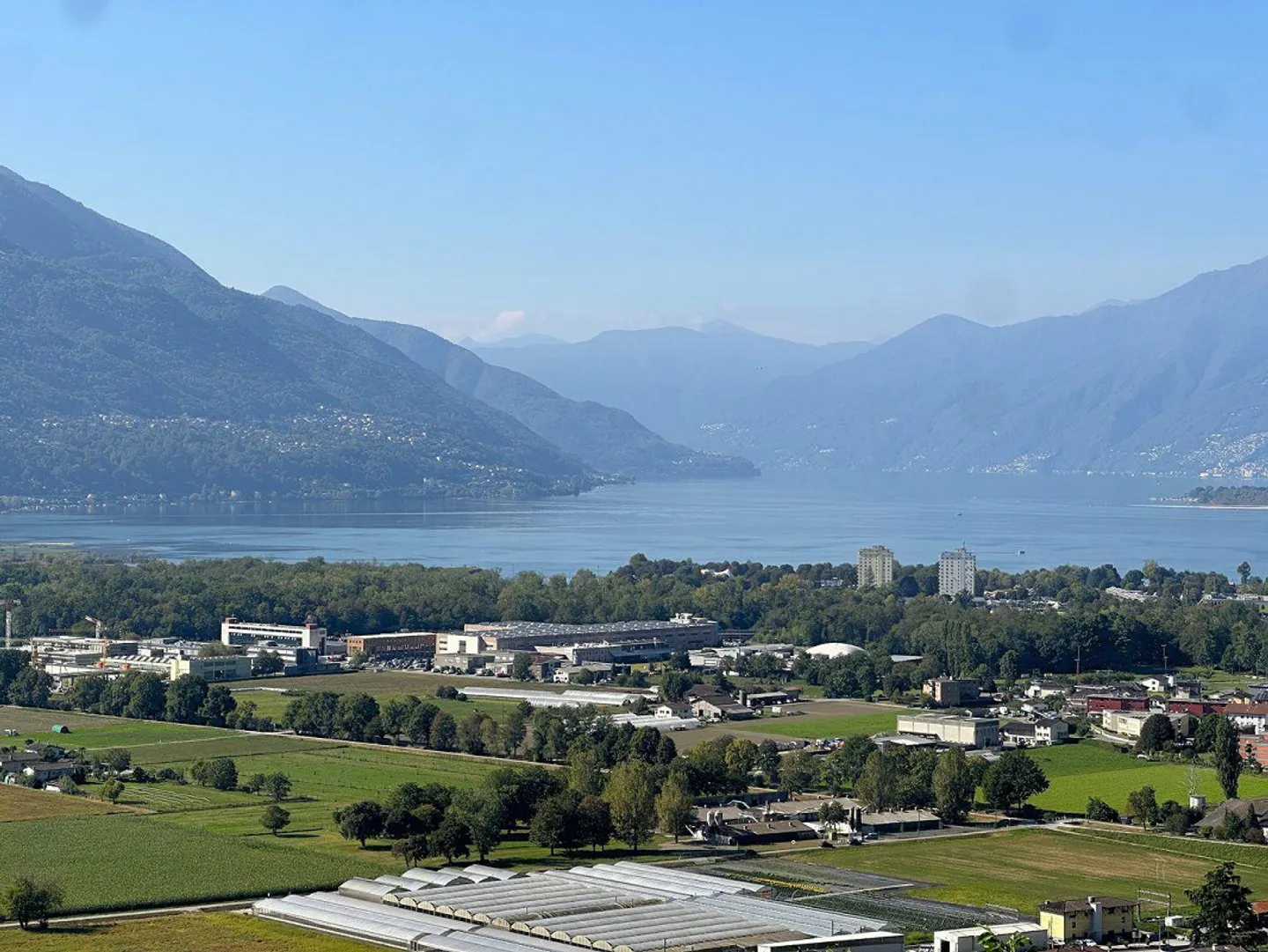 Appartamento moderno con vista lago - Foto 2 di 9