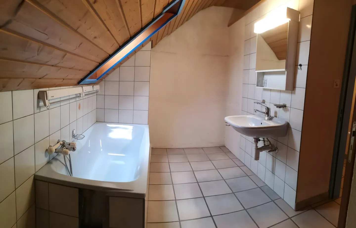 Baisse de prix : grand duplex au centre du village avec garage et atelier, libre de suite - Foto 19 von 30