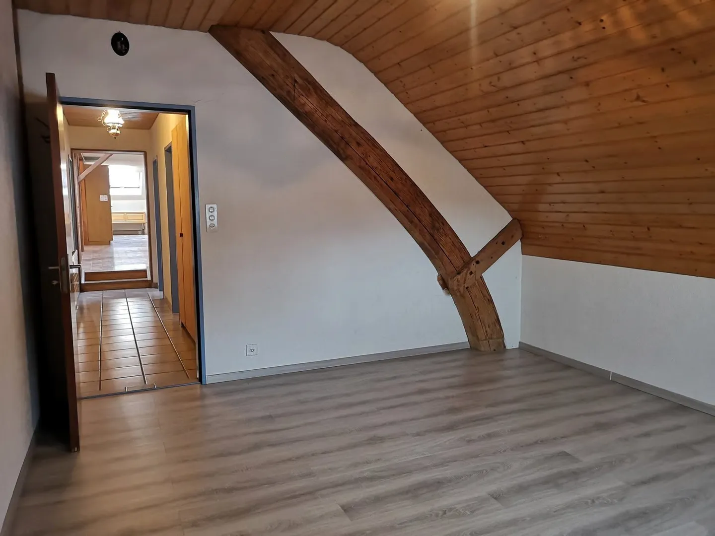 Baisse de prix : grand duplex au centre du village avec garage et atelier, libre de suite - Foto 23 von 30
