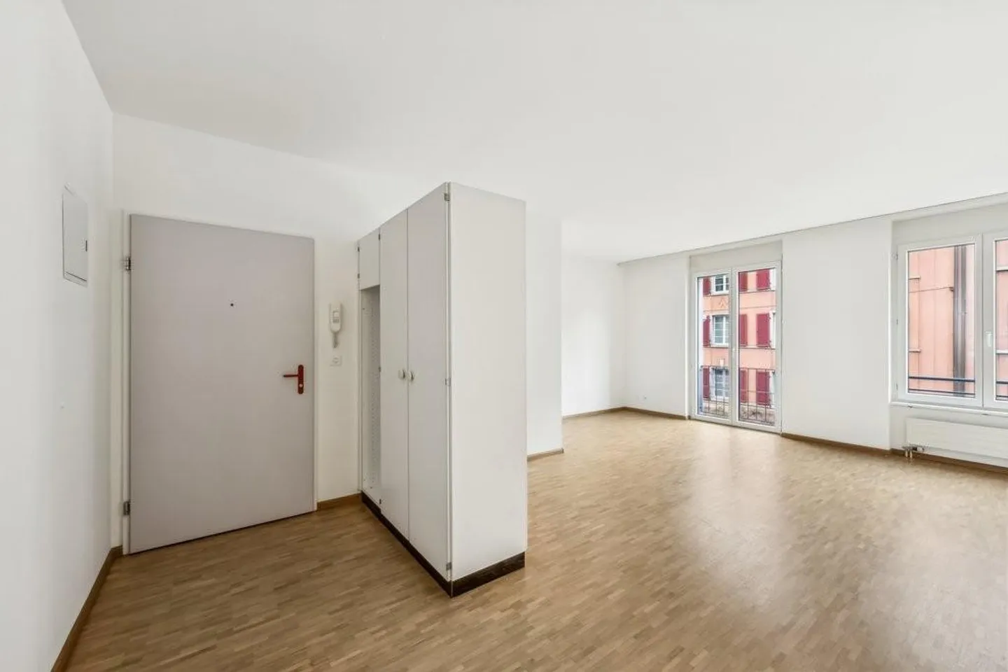 Modern 2.5-room apartment centrally located in Basel - Photo 2 of 10