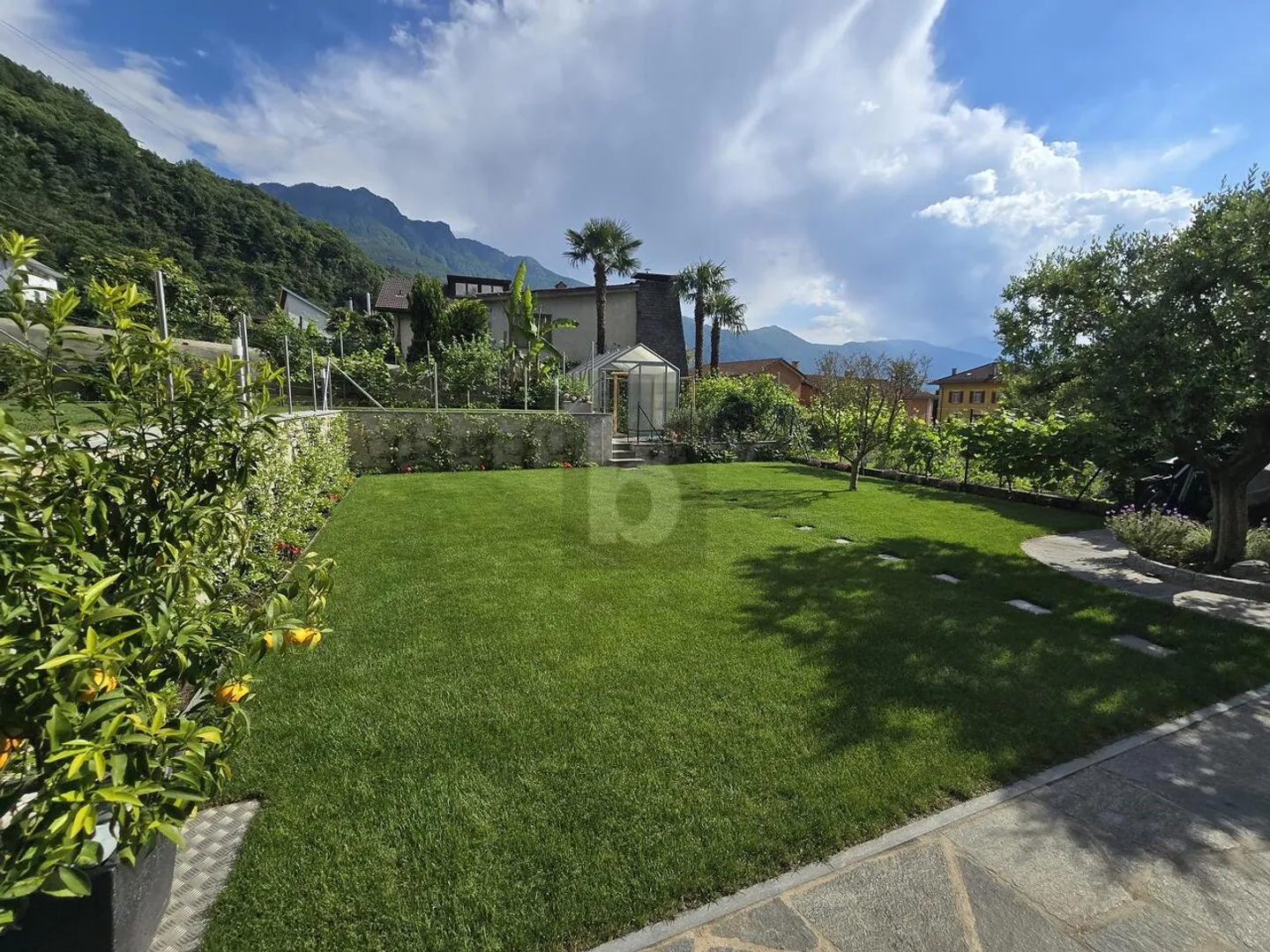 SOLEGGIATO E TRANQUILLO CON GIARDINO - Foto 2 di 6