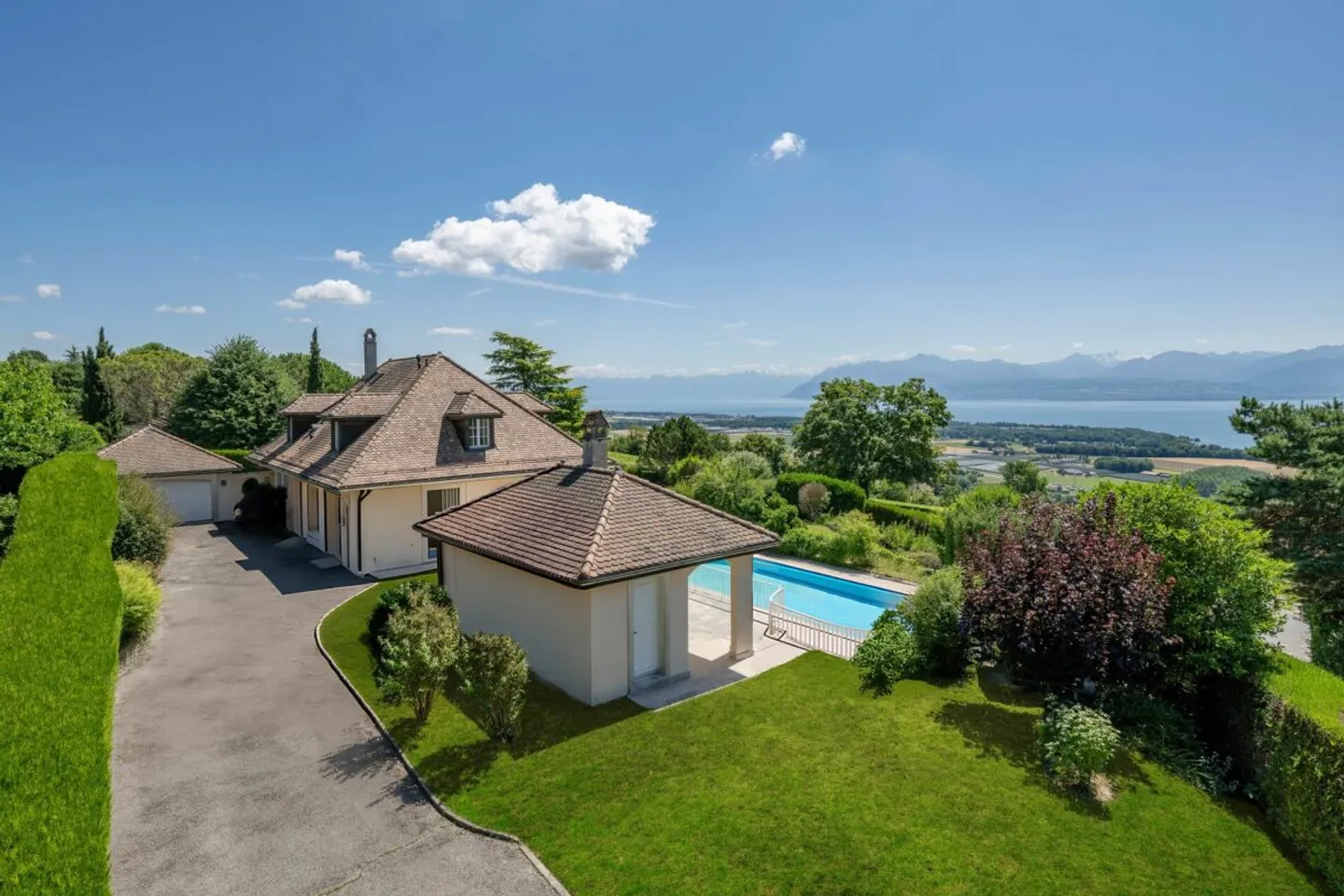 Elegante Villa in Bougy-Villars mit Panoramablick auf den Genfersee und die Alpen - Foto 1 von 12