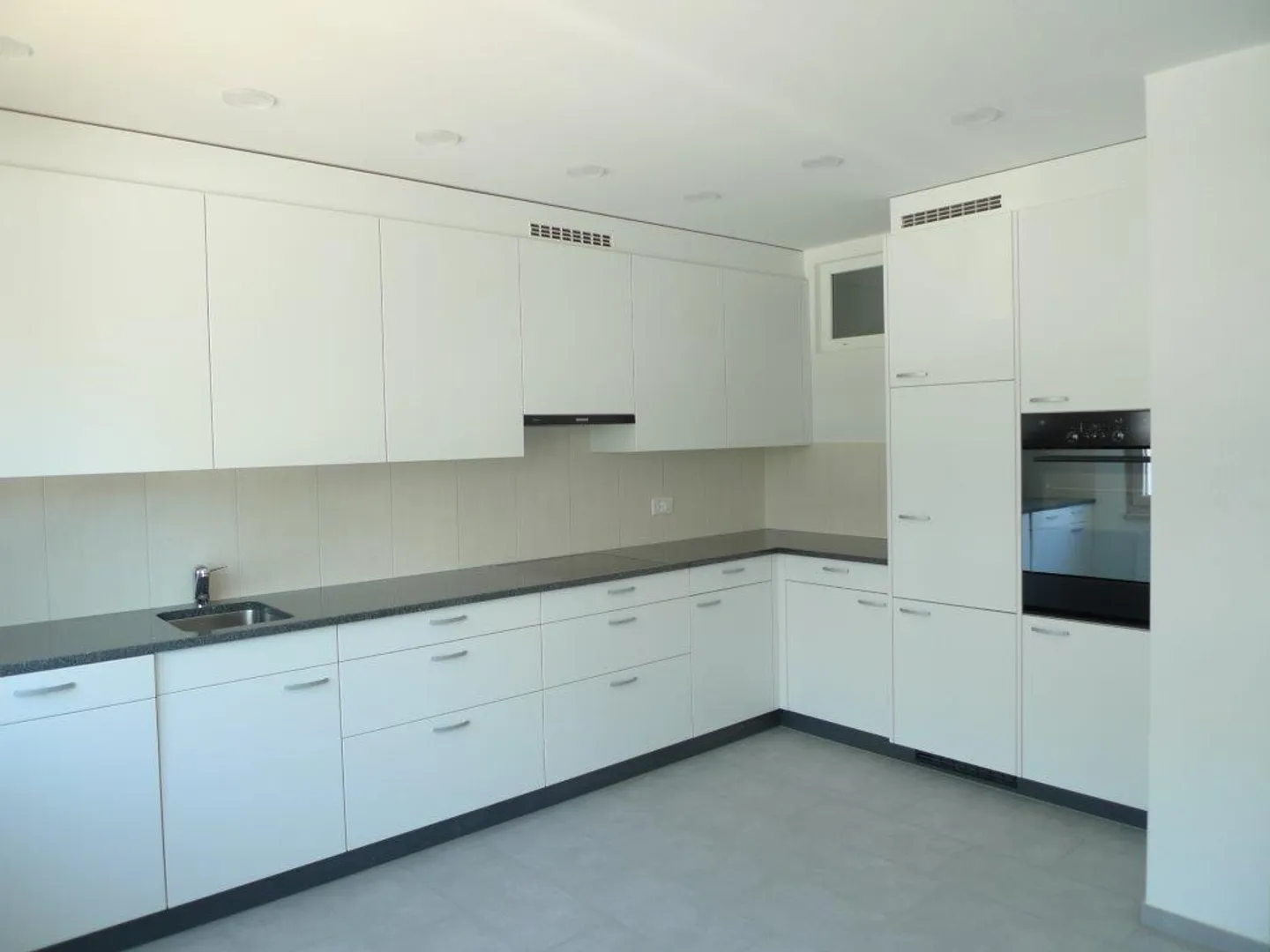 Moderne 3.5-Zimmer-Wohnung mit Balkon in Zürich-Schwamendingen - Foto 2 von 9