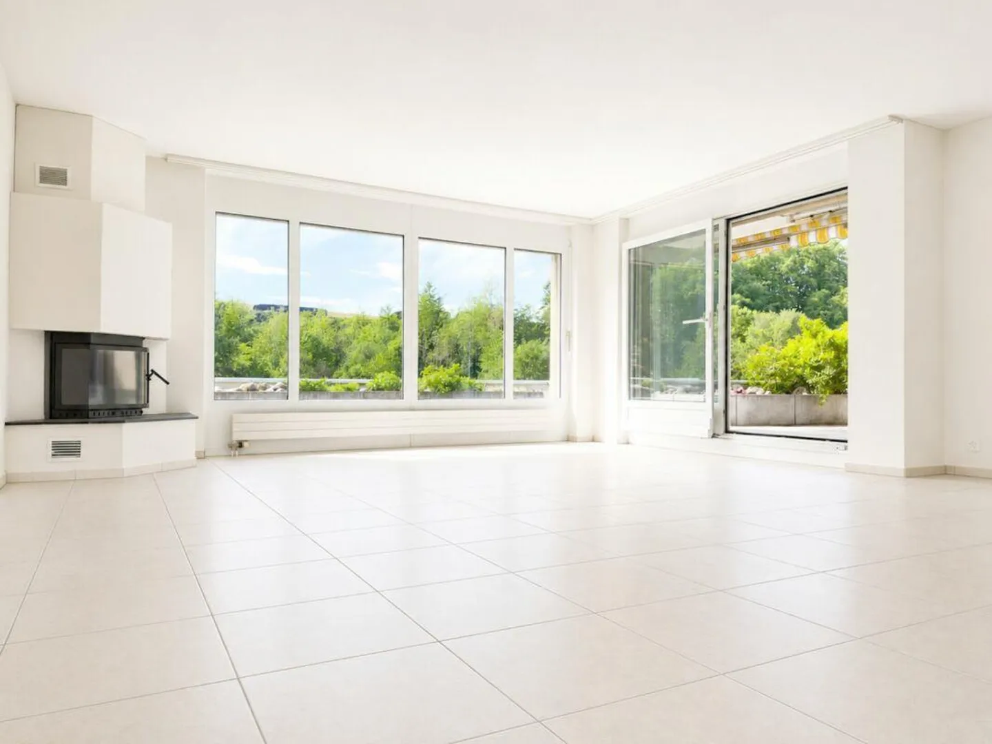 Spacious and Comfortable Living on One Level in a Sunny and Unobstructed View Location in Utzigen - Photo 3 of 23
