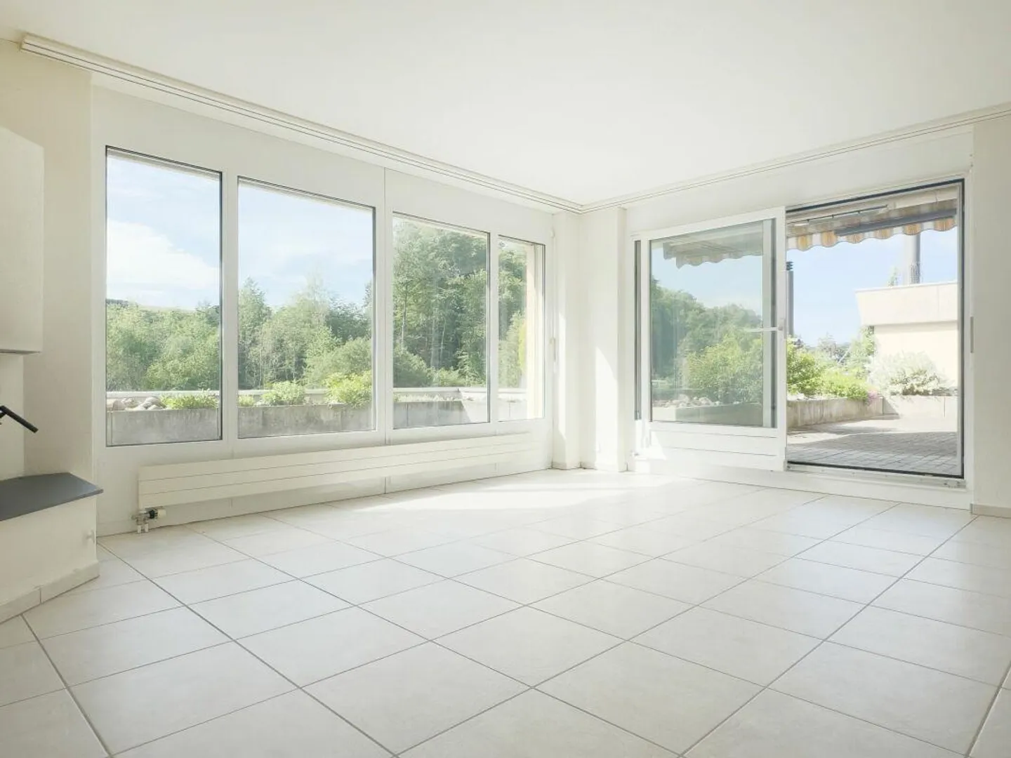 Spacious and Comfortable Living on One Level in a Sunny and Unobstructed View Location in Utzigen - Photo 4 of 23