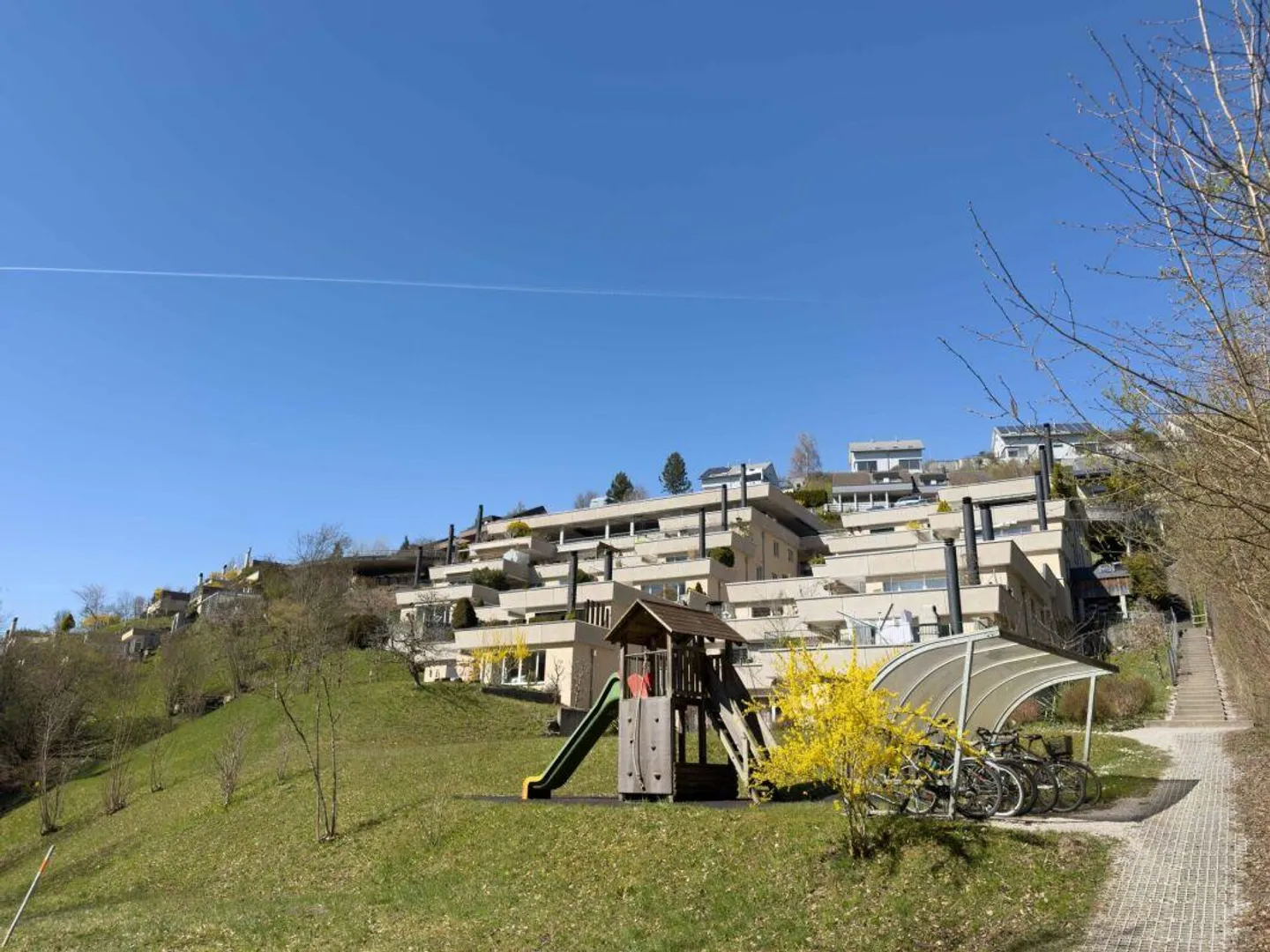 Spacious and Comfortable Living on One Level in a Sunny and Unobstructed View Location in Utzigen - Photo 20 of 23