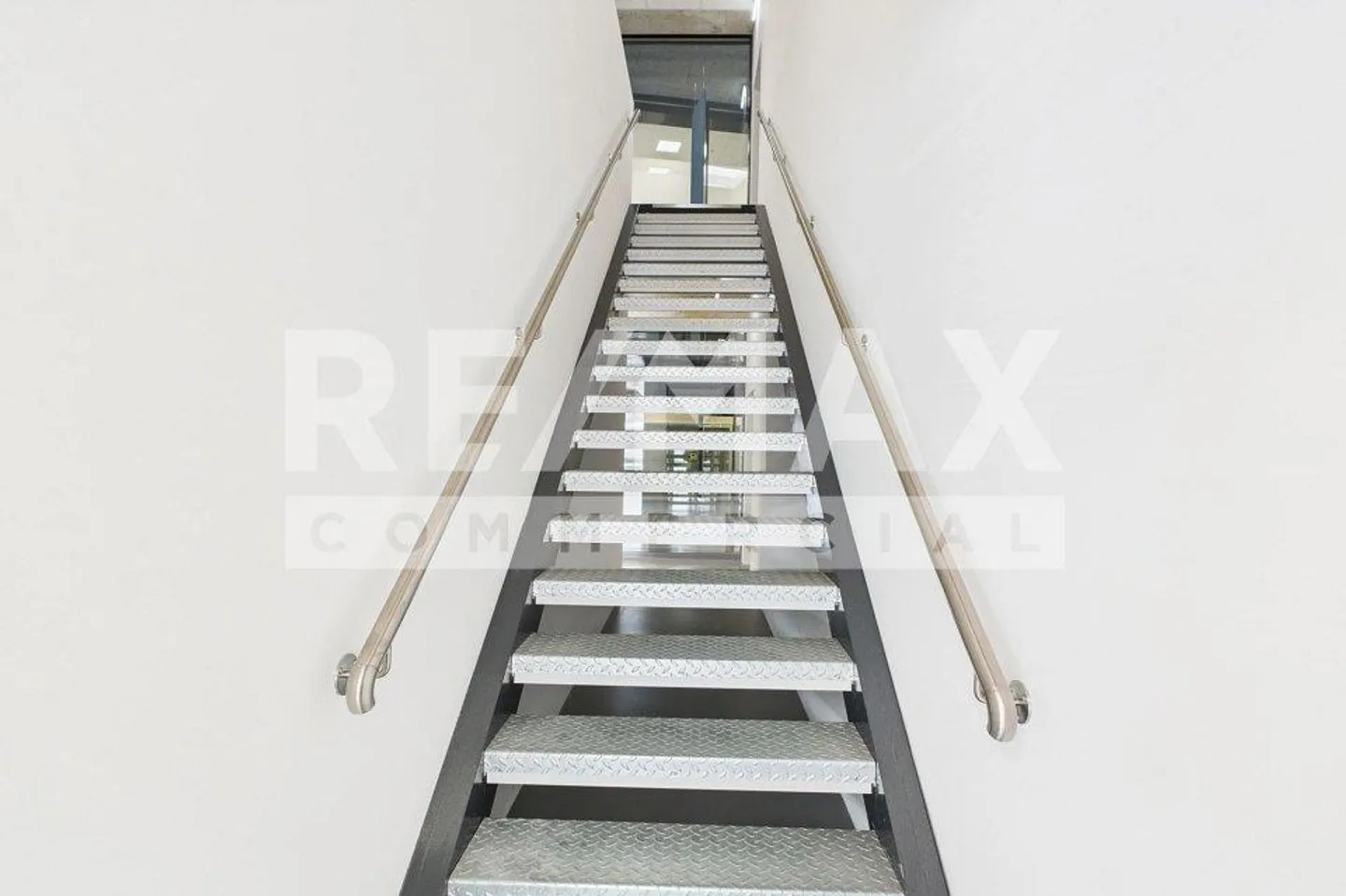 Prestigeträchtiger Verkaufsraum in Taverne - Foto 7 von 13