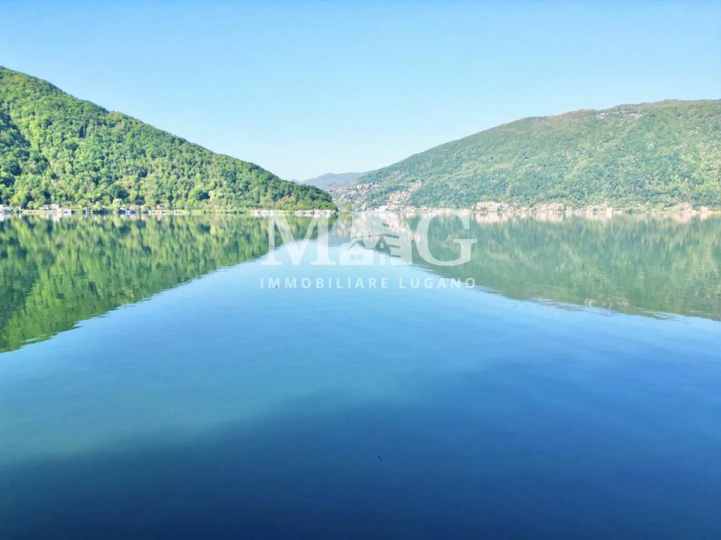 LAC DE LUGANO, Villa directement sur le lac de Lugano avec 2 darsenes, 5 places de parking - Photo 2 sur 9