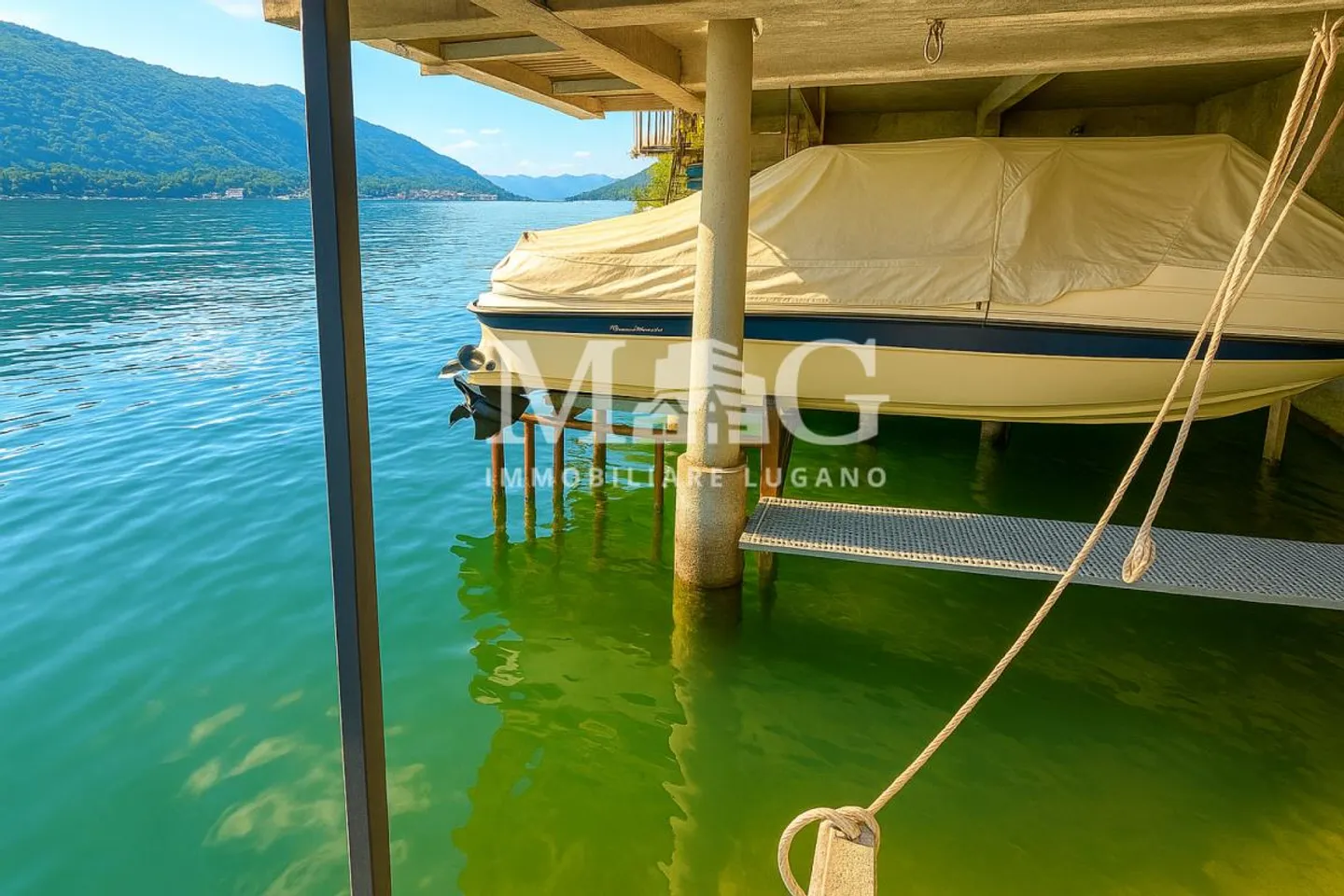 LAC DE LUGANO, Villa directement sur le lac de Lugano avec 2 darsenes, 5 places de parking - Photo 3 sur 9