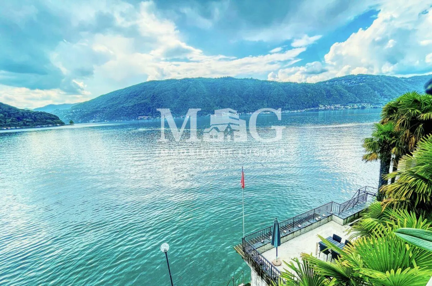 LAC DE LUGANO, Villa directement sur le lac de Lugano avec 2 darsenes, 5 places de parking - Photo 5 sur 9