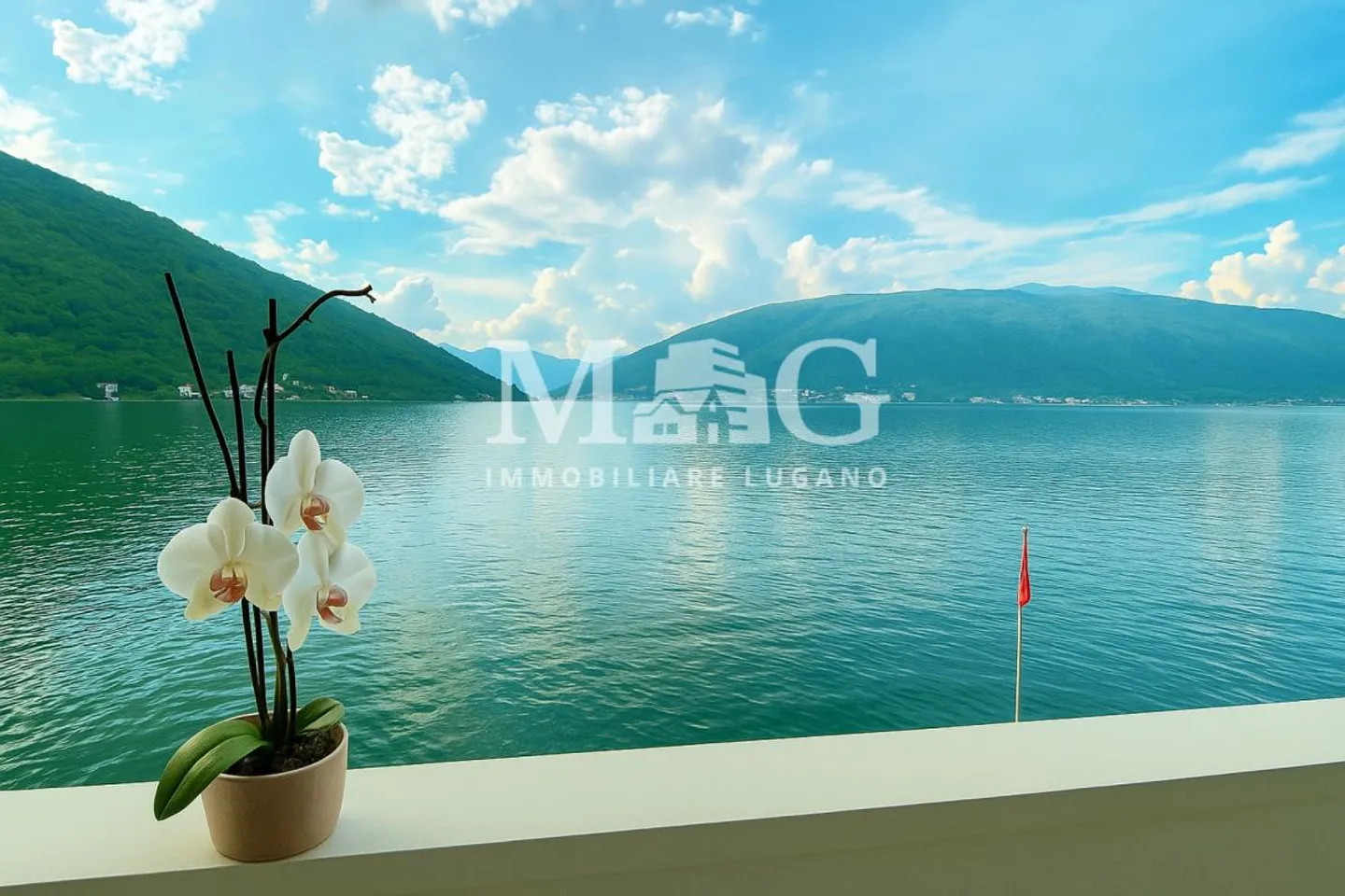 LAC DE LUGANO, Villa directement sur le lac de Lugano avec 2 darsenes, 5 places de parking - Photo 6 sur 9
