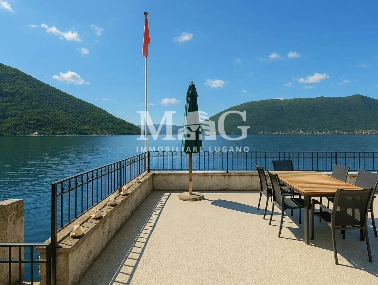LAC DE LUGANO, Villa directement sur le lac de Lugano avec 2 darsenes, 5 places de parking - Photo 7 sur 9