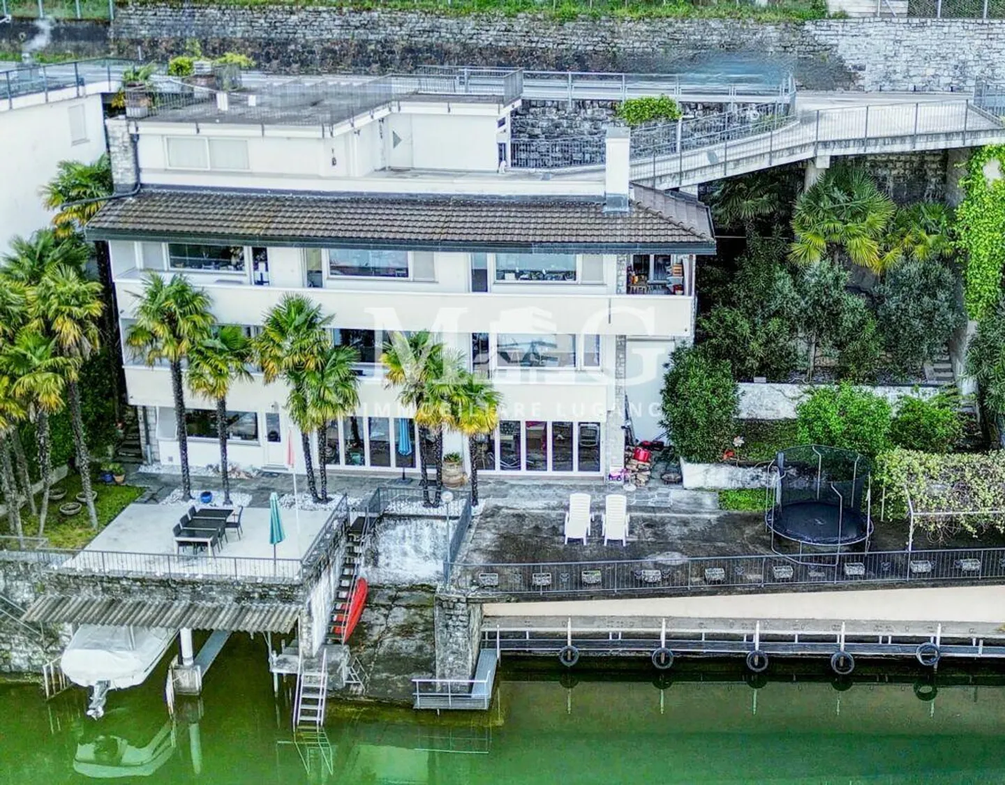 LAC DE LUGANO, Villa directement sur le lac de Lugano avec 2 darsenes, 5 places de parking - Photo 9 sur 9