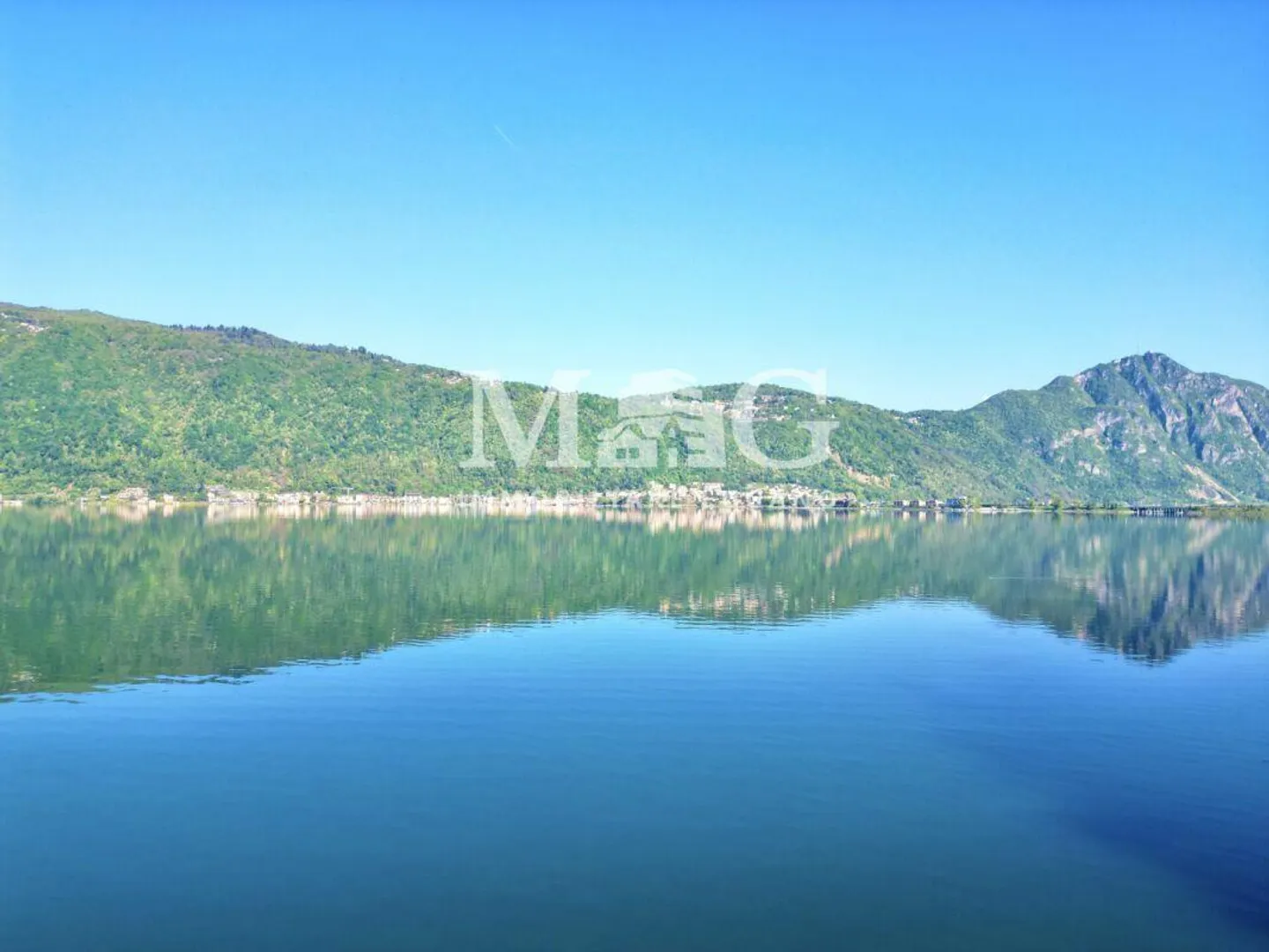 LAC DE LUGANO, Villa directement sur le lac de Lugano avec 2 darsenes, 5 places de parking - Photo 8 sur 9