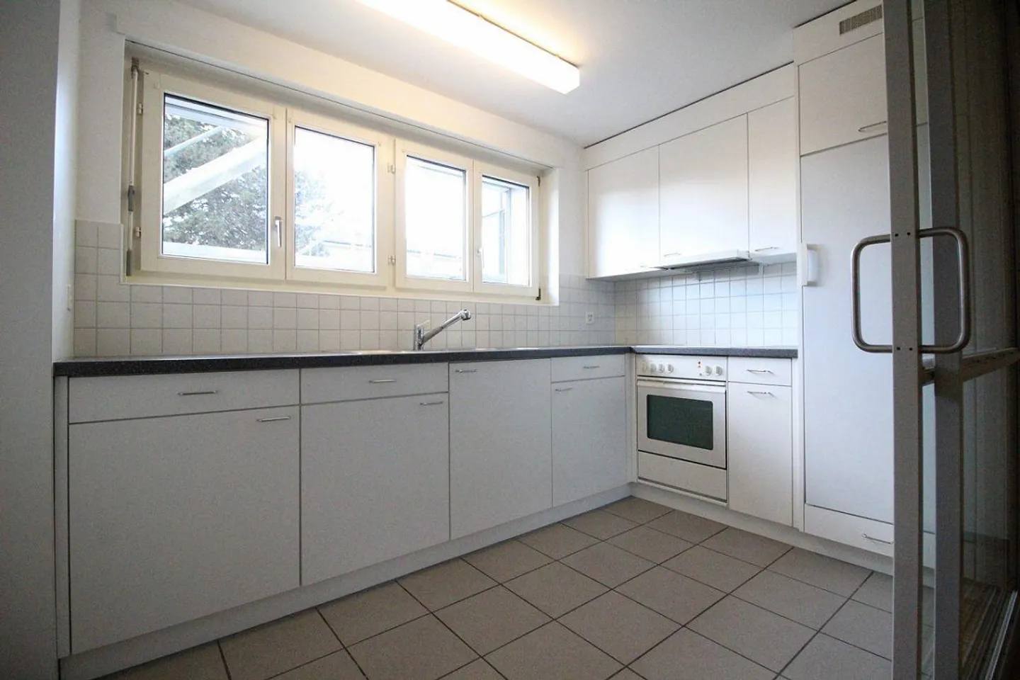 Superbe appartement avec un agencement pratique près de l'hôpital cantonal - Photo 4 sur 13