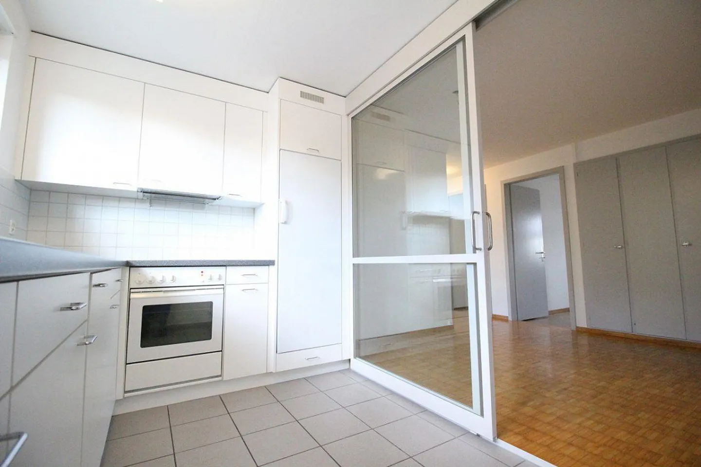 Superbe appartement avec un agencement pratique près de l'hôpital cantonal - Photo 5 sur 13