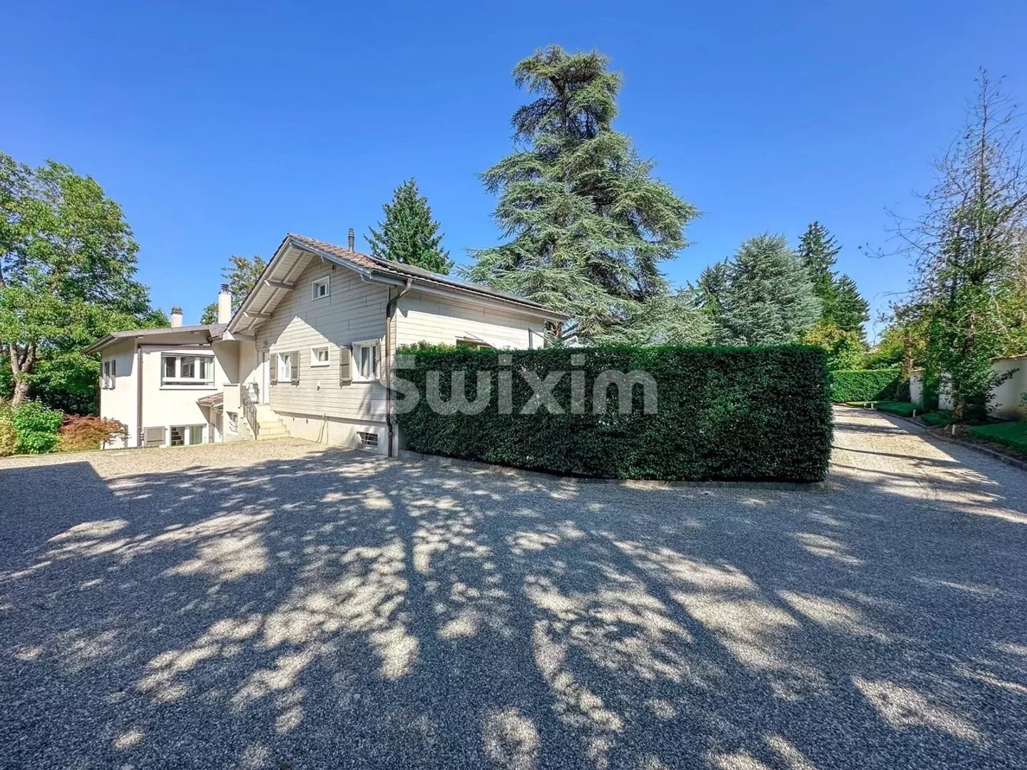 Prächtiges freistehendes Haus mit großem Garten - Foto 1 von 13