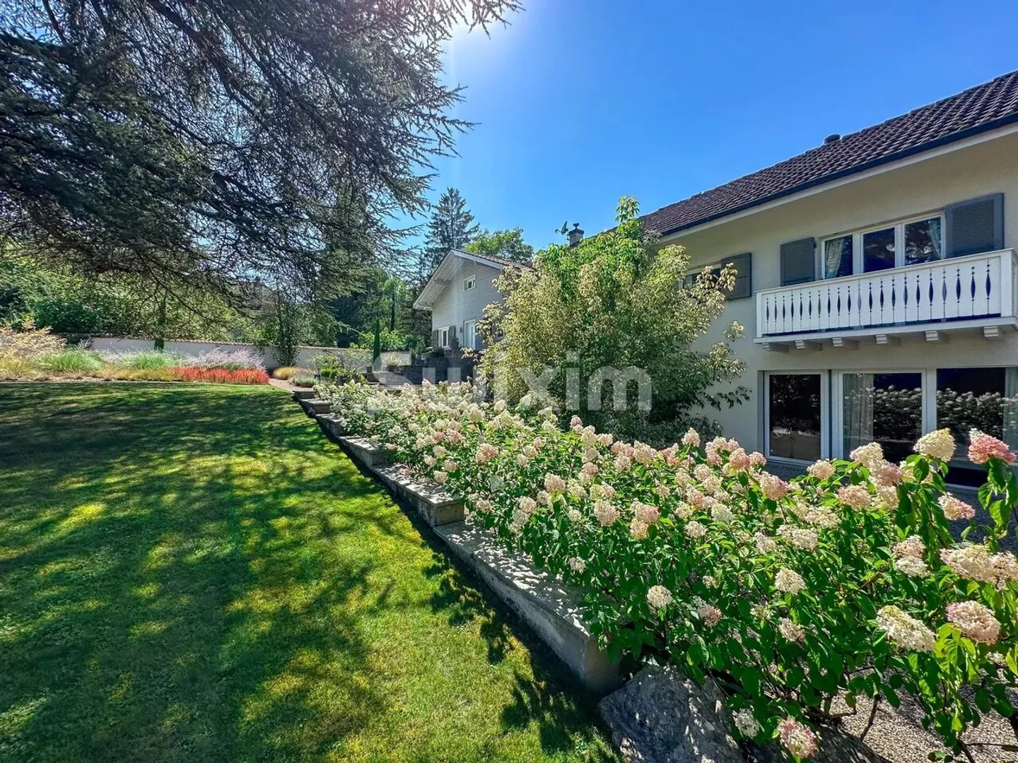 Prächtiges freistehendes Haus mit großem Garten - Foto 3 von 13
