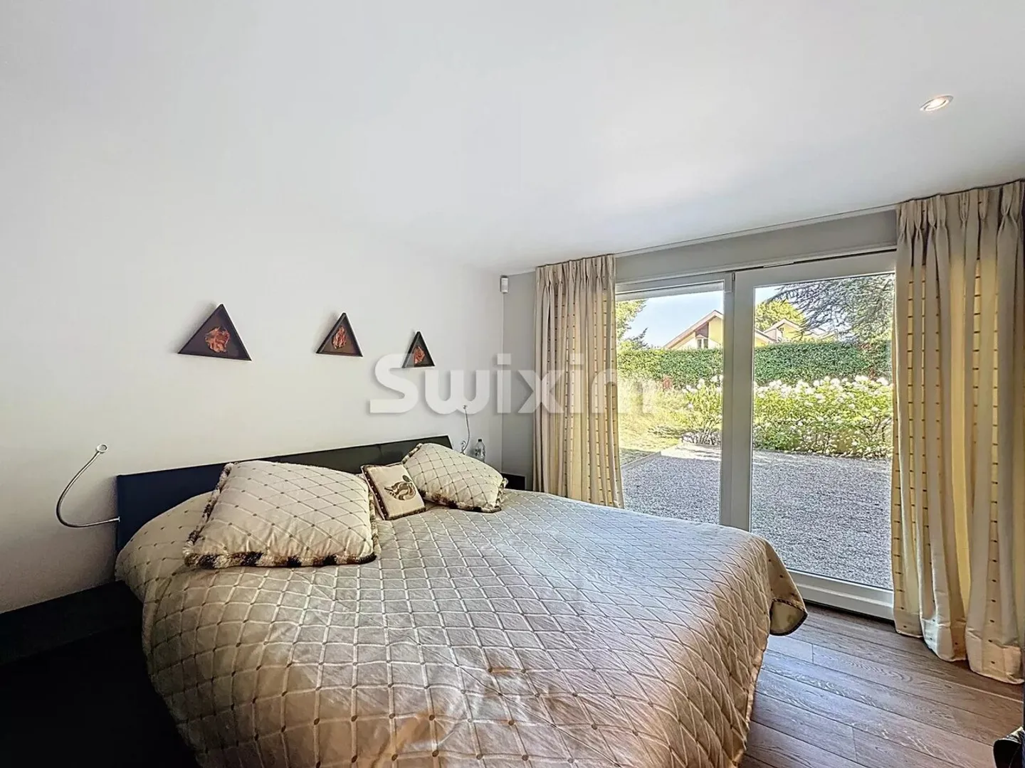 Prächtiges freistehendes Haus mit großem Garten - Foto 11 von 13