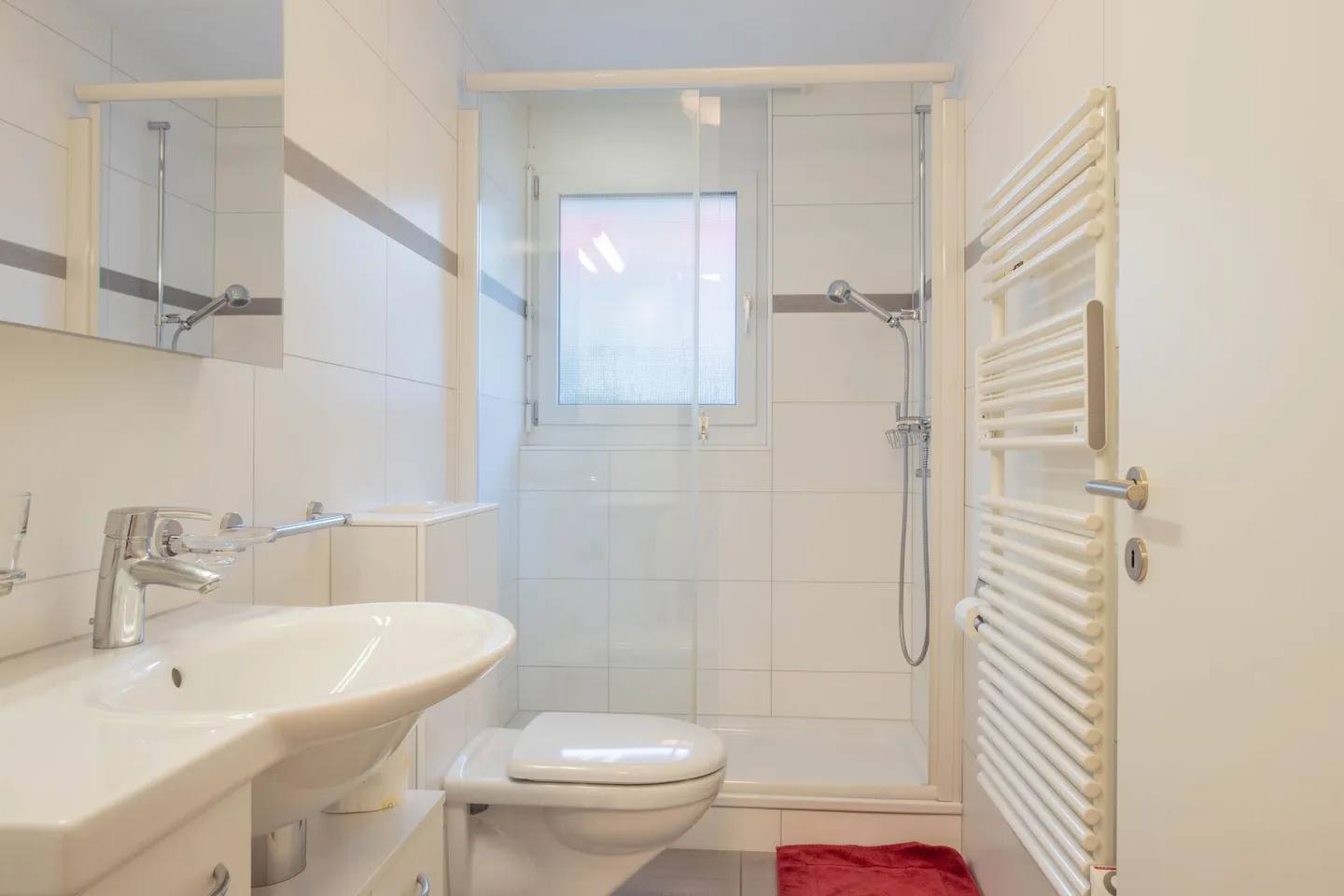 Charming and Central 2 Bedroom Apartment in Chalet Sans Souci - Photo 15 of 19