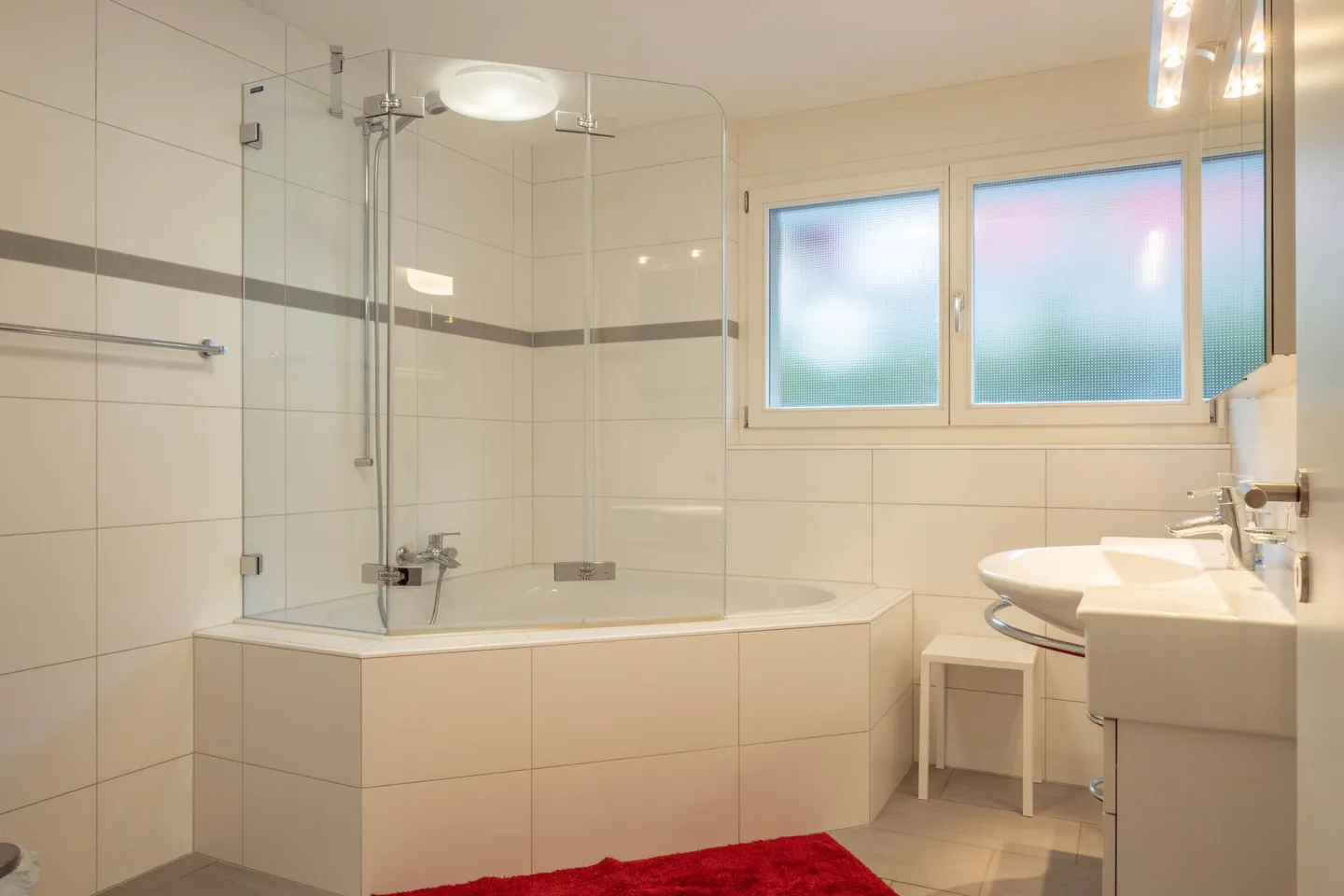 Charming and Central 2 Bedroom Apartment in Chalet Sans Souci - Photo 16 of 19