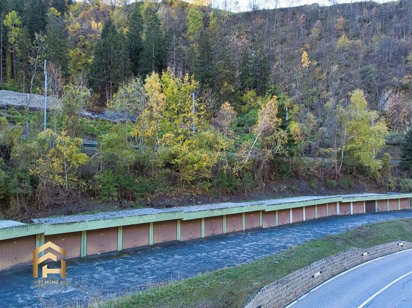 Box de garage pratique dans le meilleur emplacement au-dessus de la station de vallée de Betten - Photo 2 sur 13